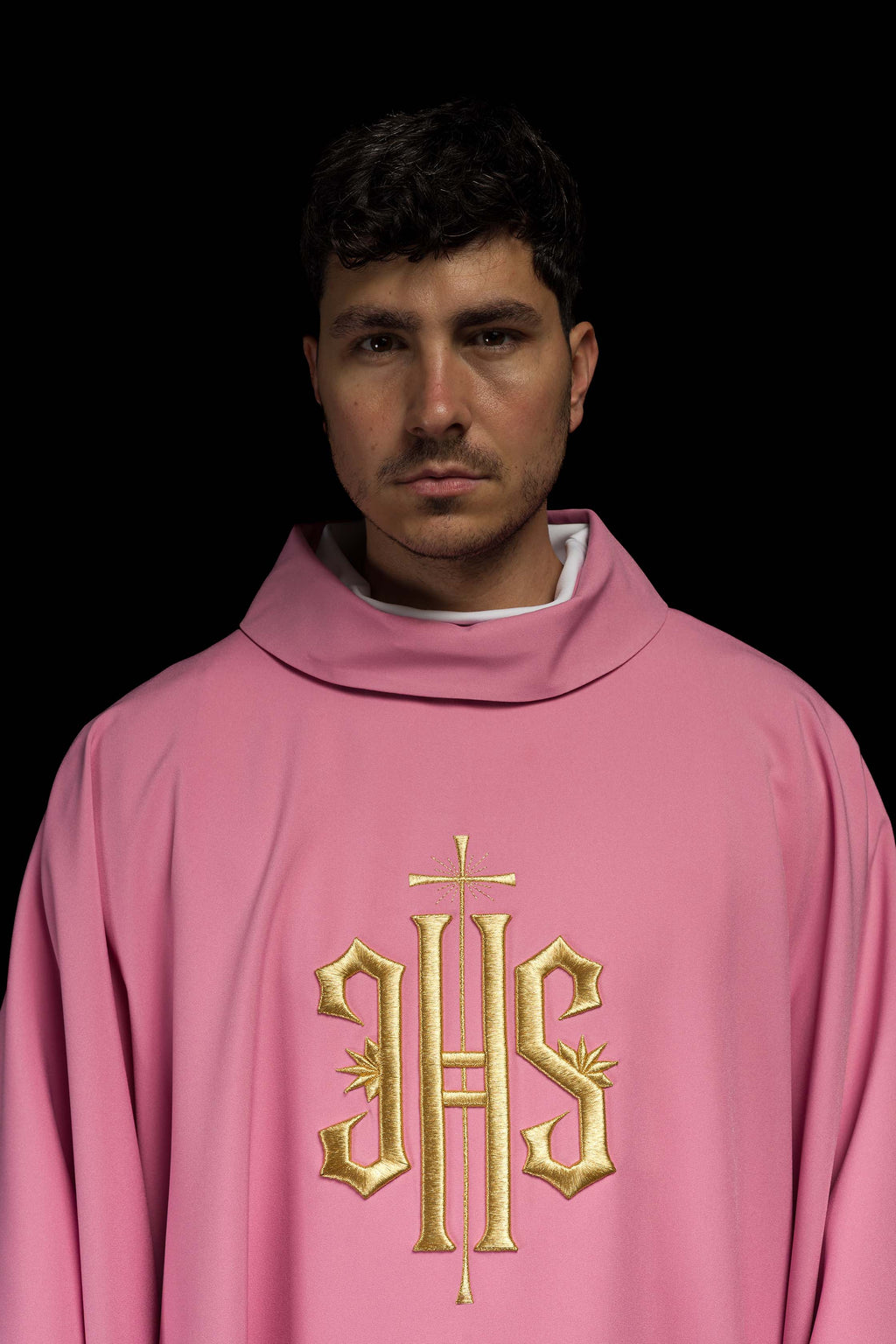 Chasuble brodée avec motif IHS en rose