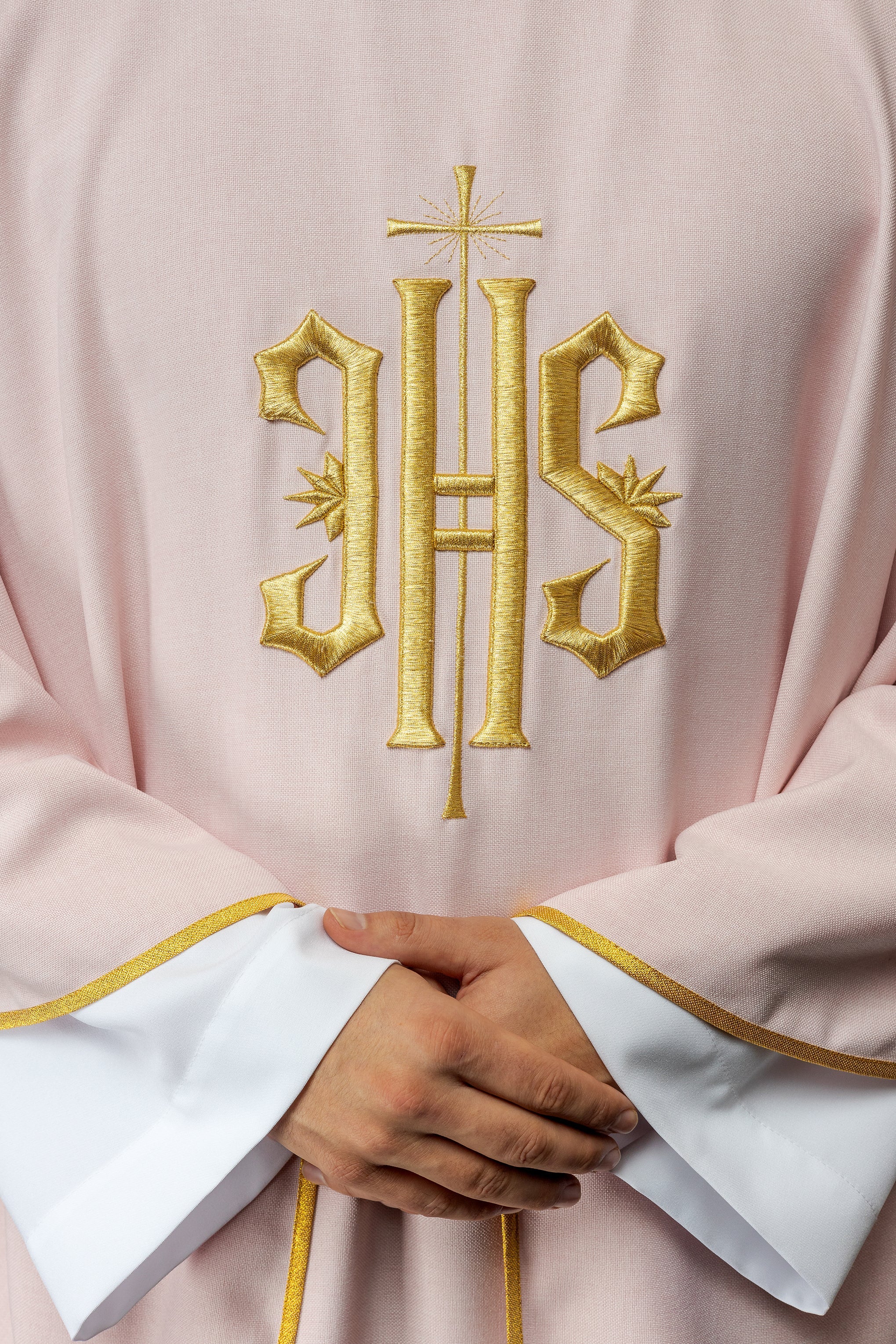 Chasuble brodée avec motif IHS en rose