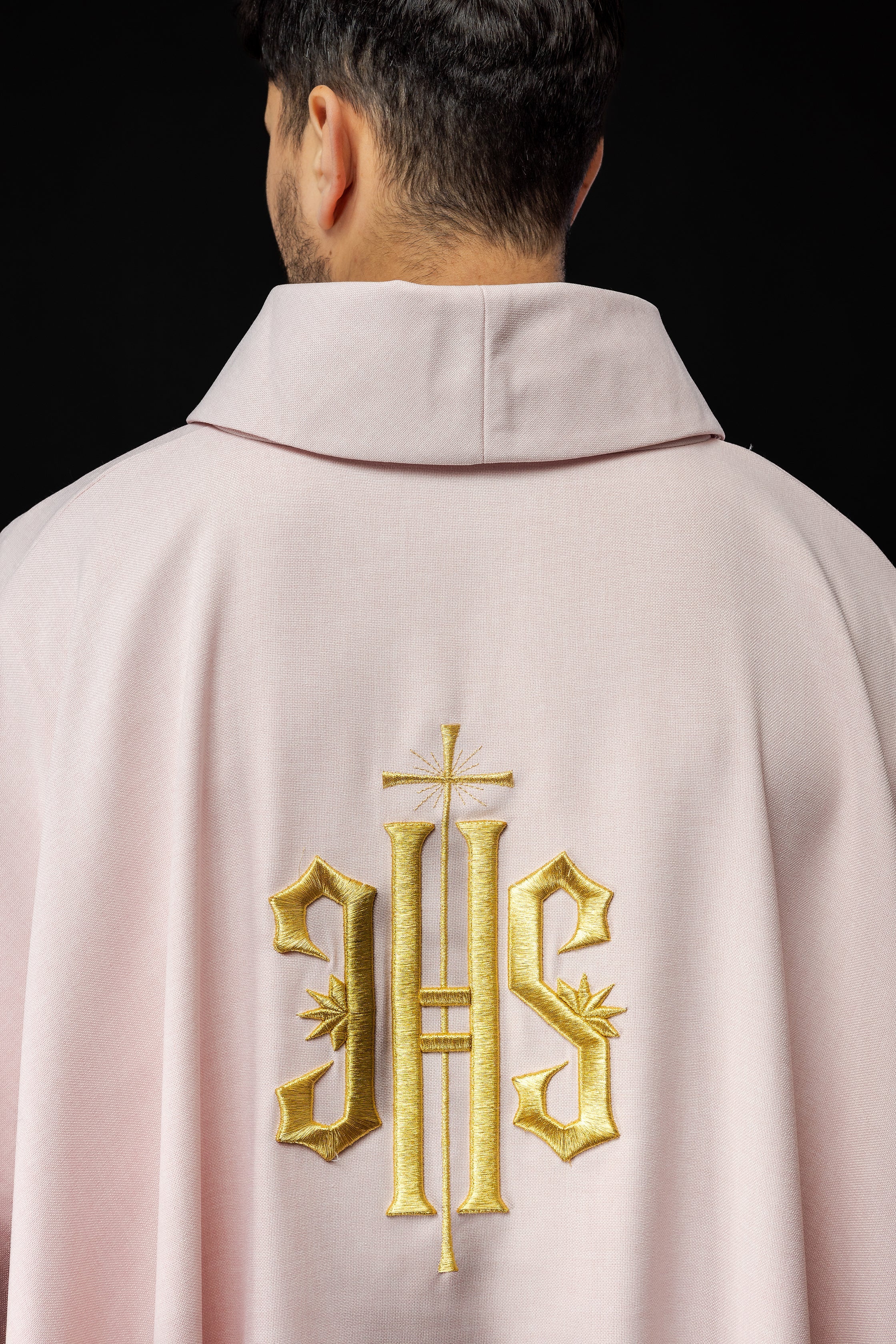 Chasuble brodée avec motif IHS en rose