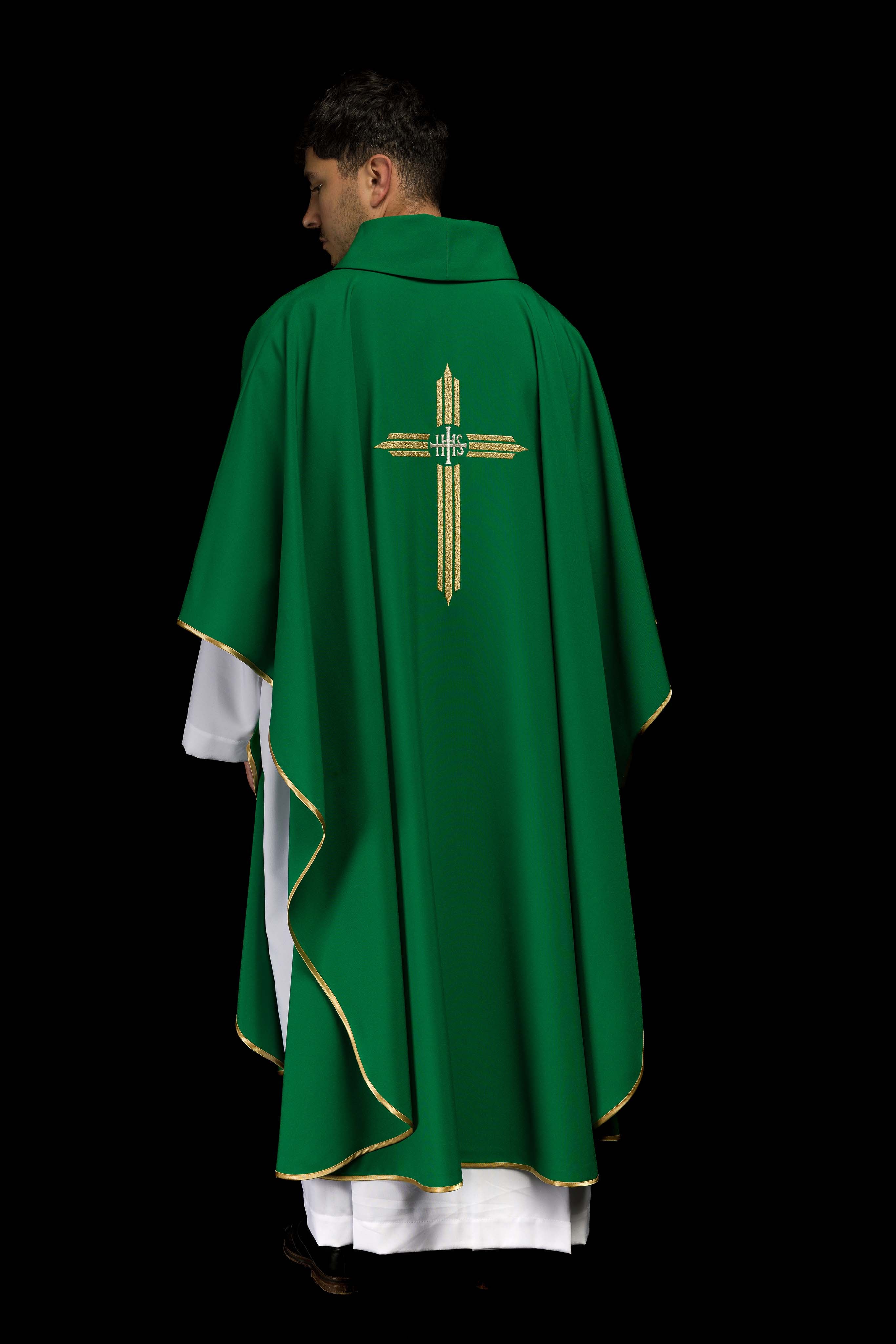 Chasuble verte brodée avec la croix IHS