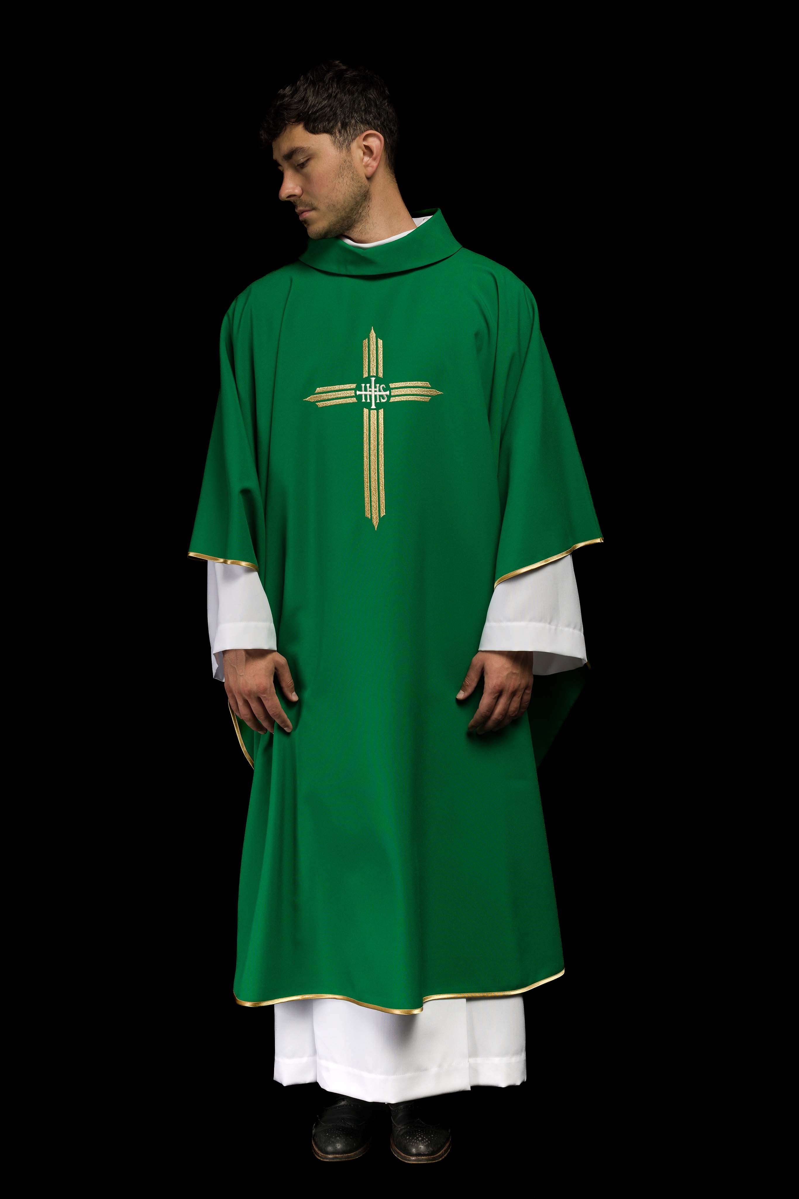 Chasuble verte brodée avec la croix IHS