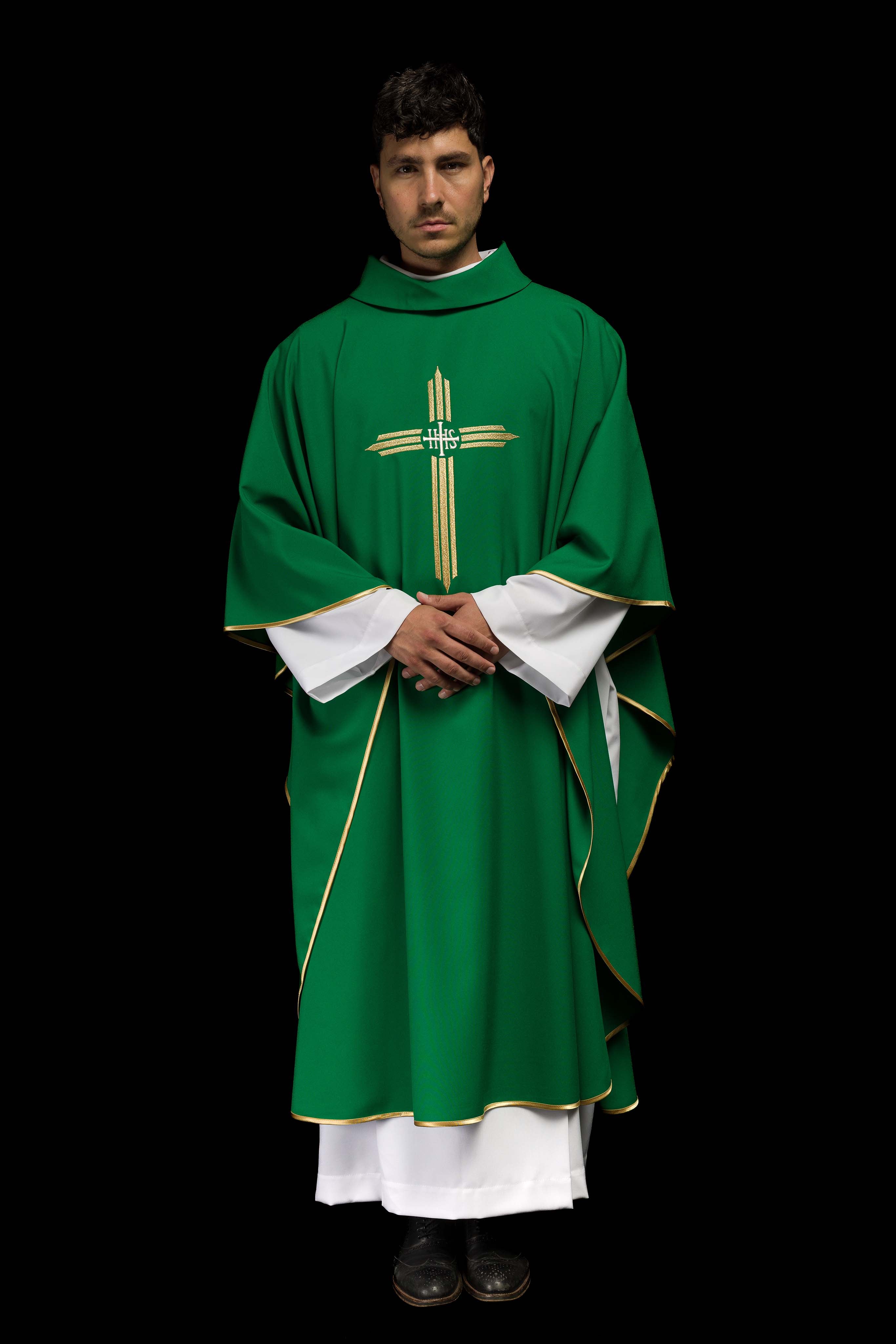 Chasuble verte brodée avec la croix IHS