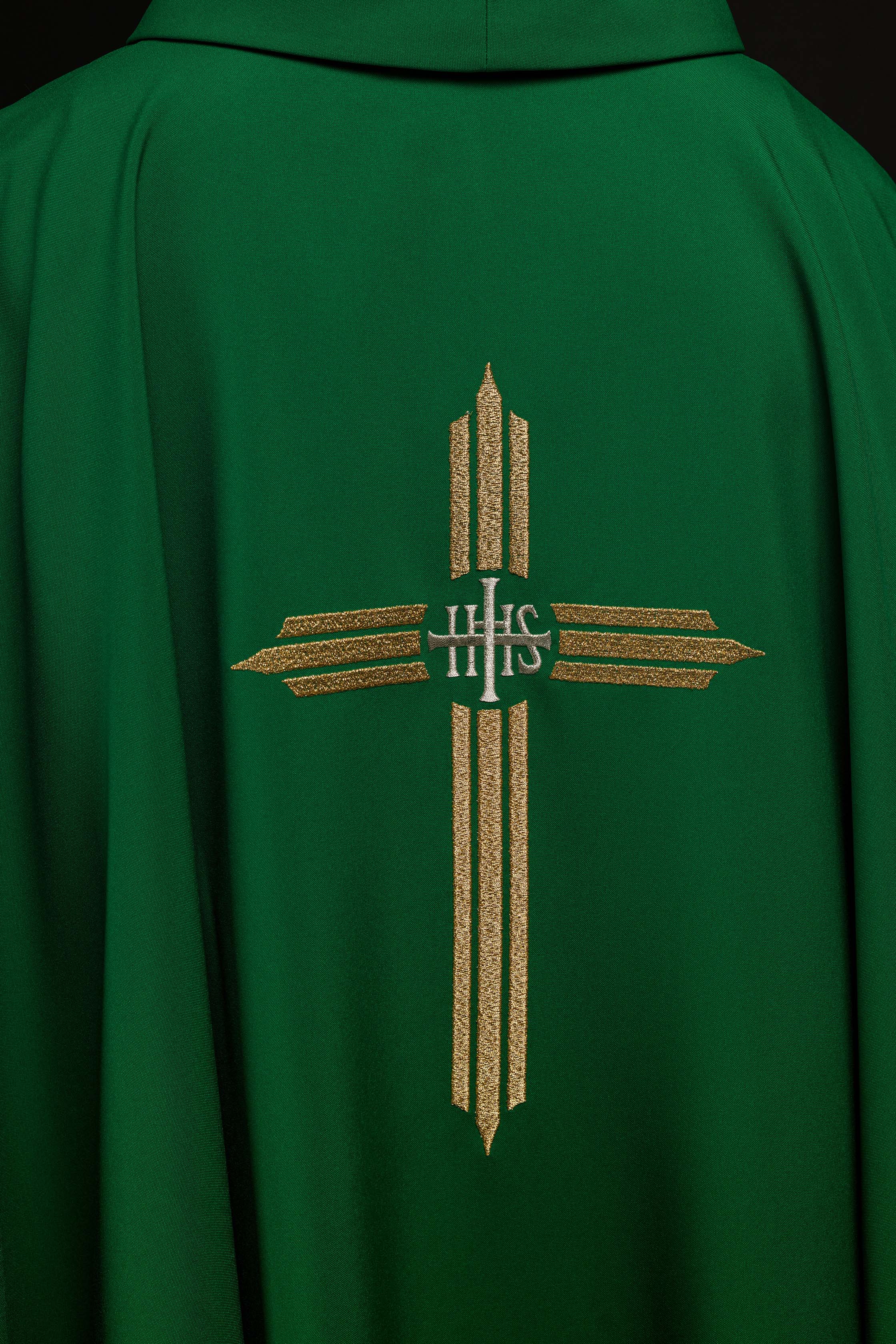 Chasuble verte brodée avec la croix IHS