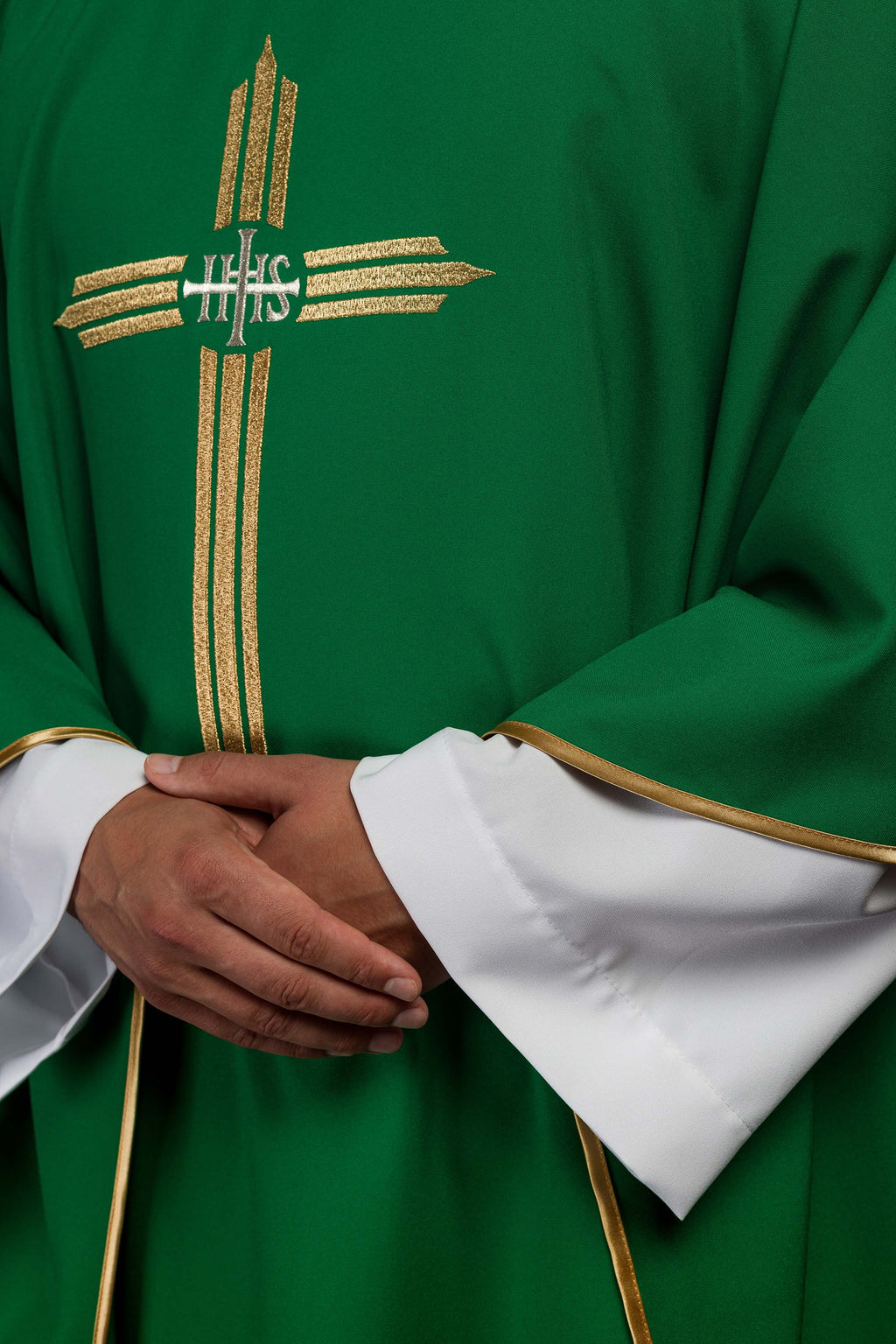 Chasuble verte brodée avec la croix IHS