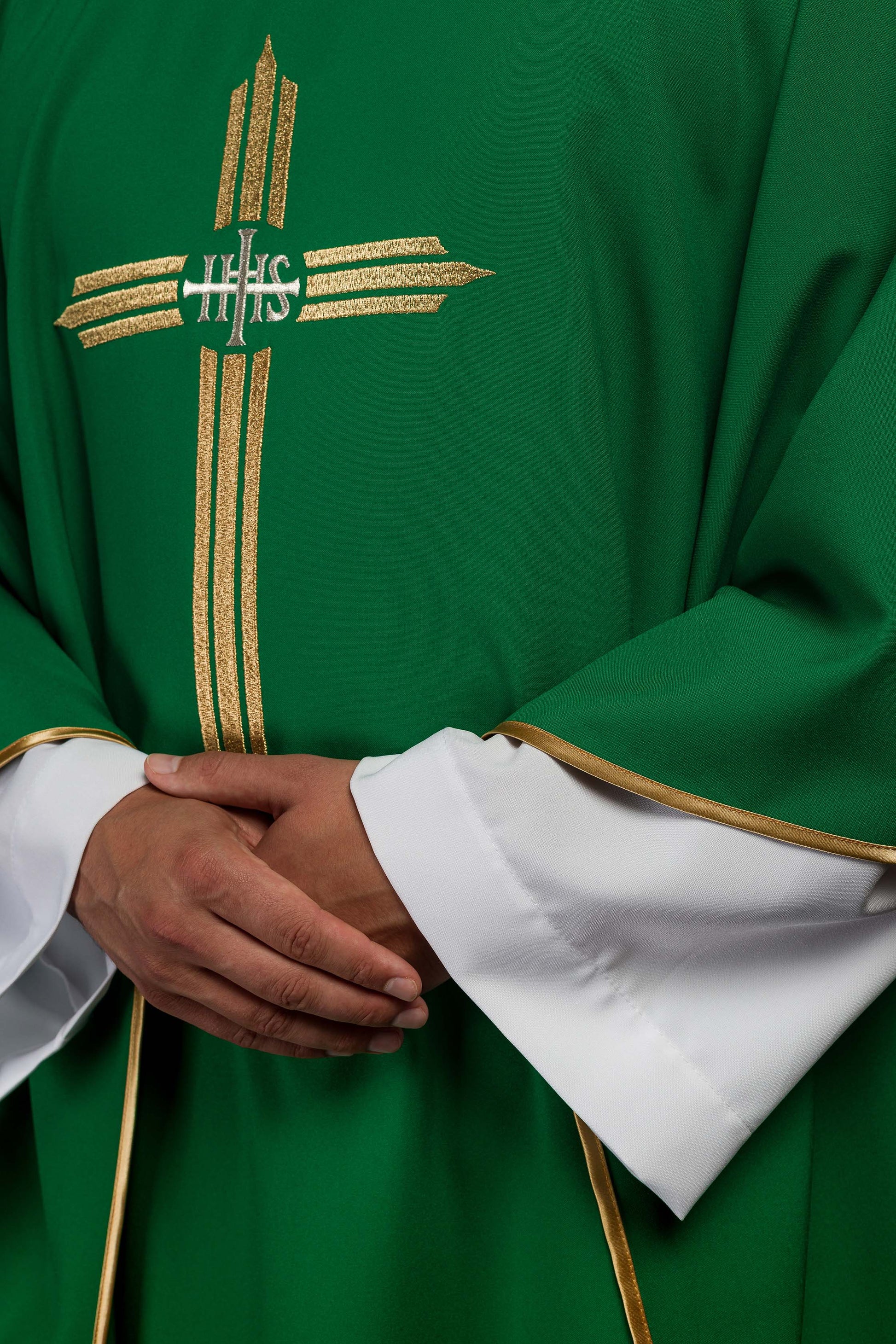 Chasuble verte brodée avec la croix IHS