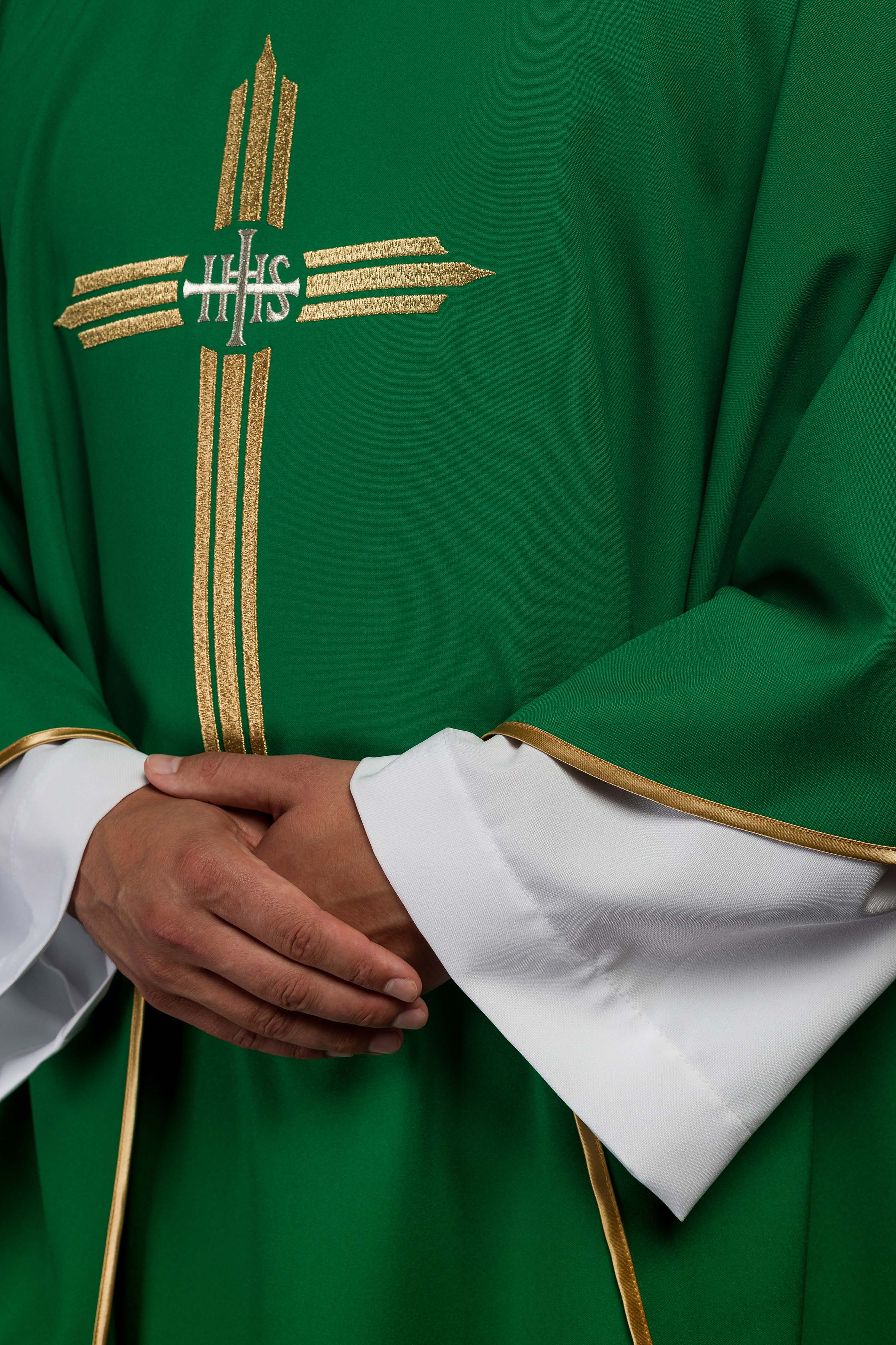 Chasuble verte brodée avec la croix IHS