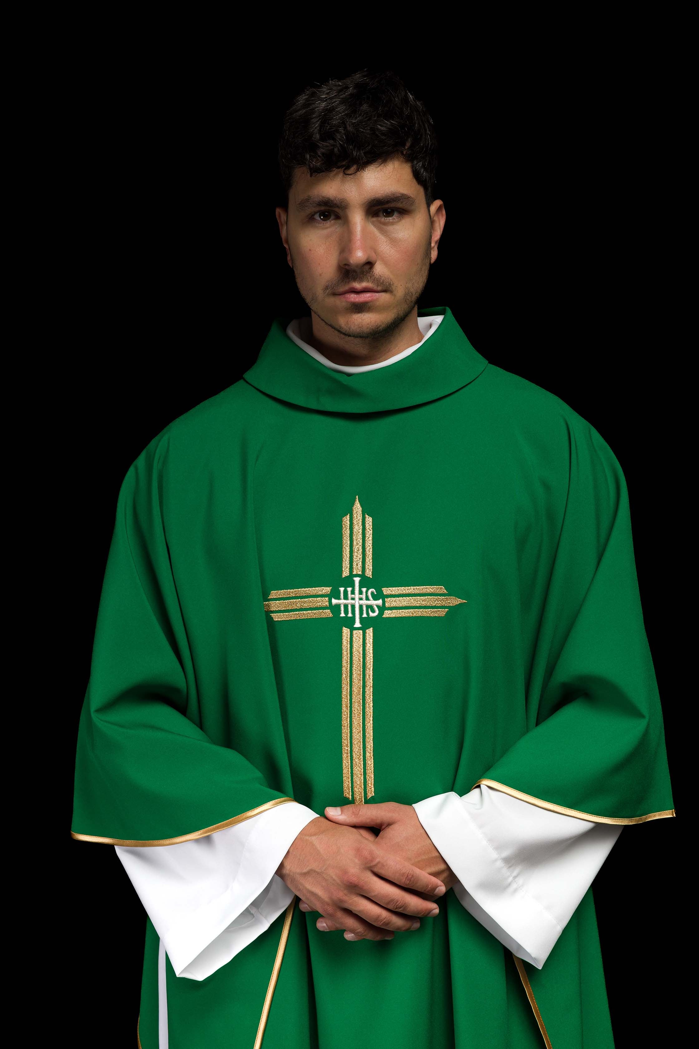 Chasuble verte brodée avec la croix IHS