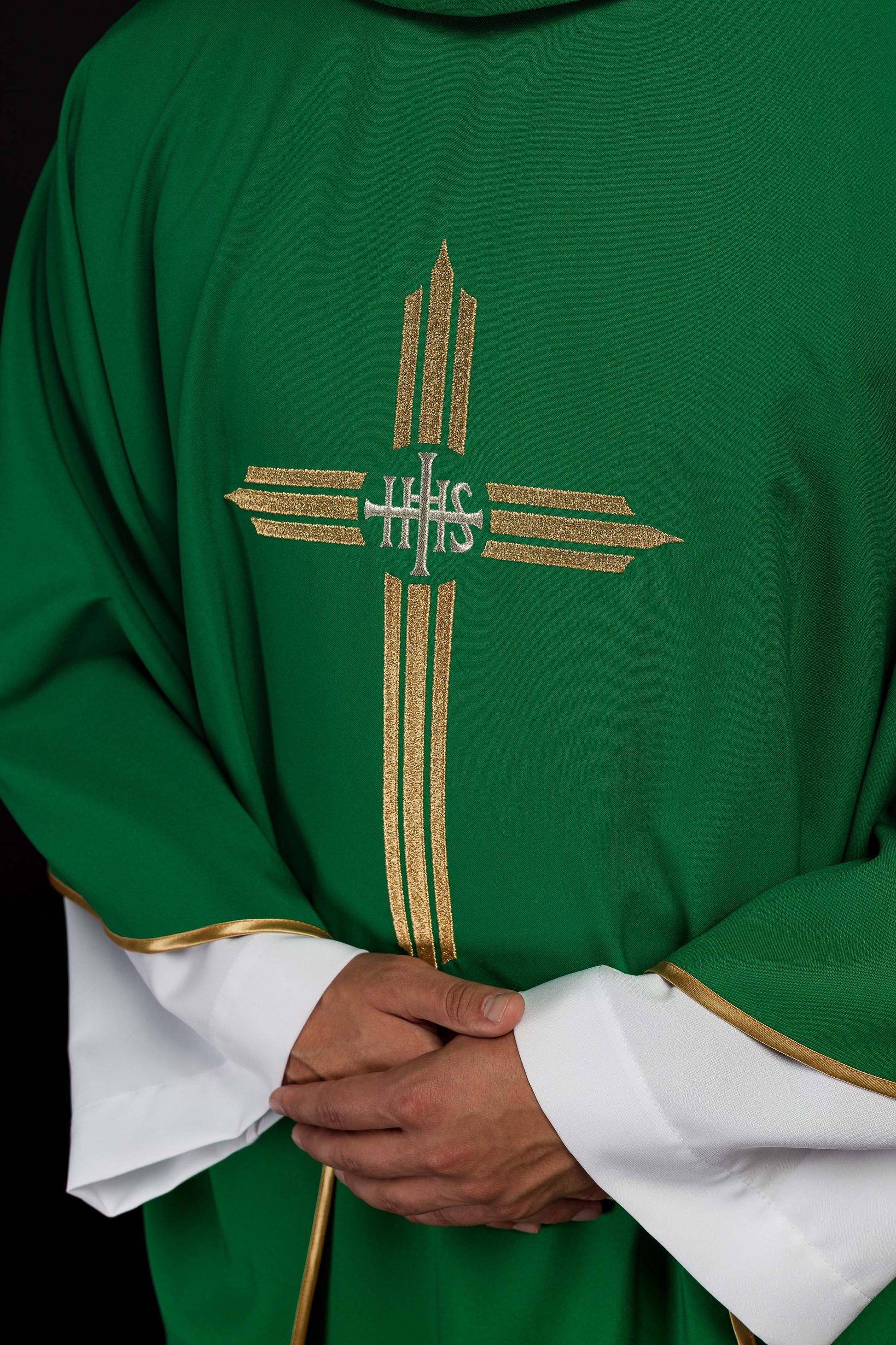 Chasuble verte brodée avec la croix IHS