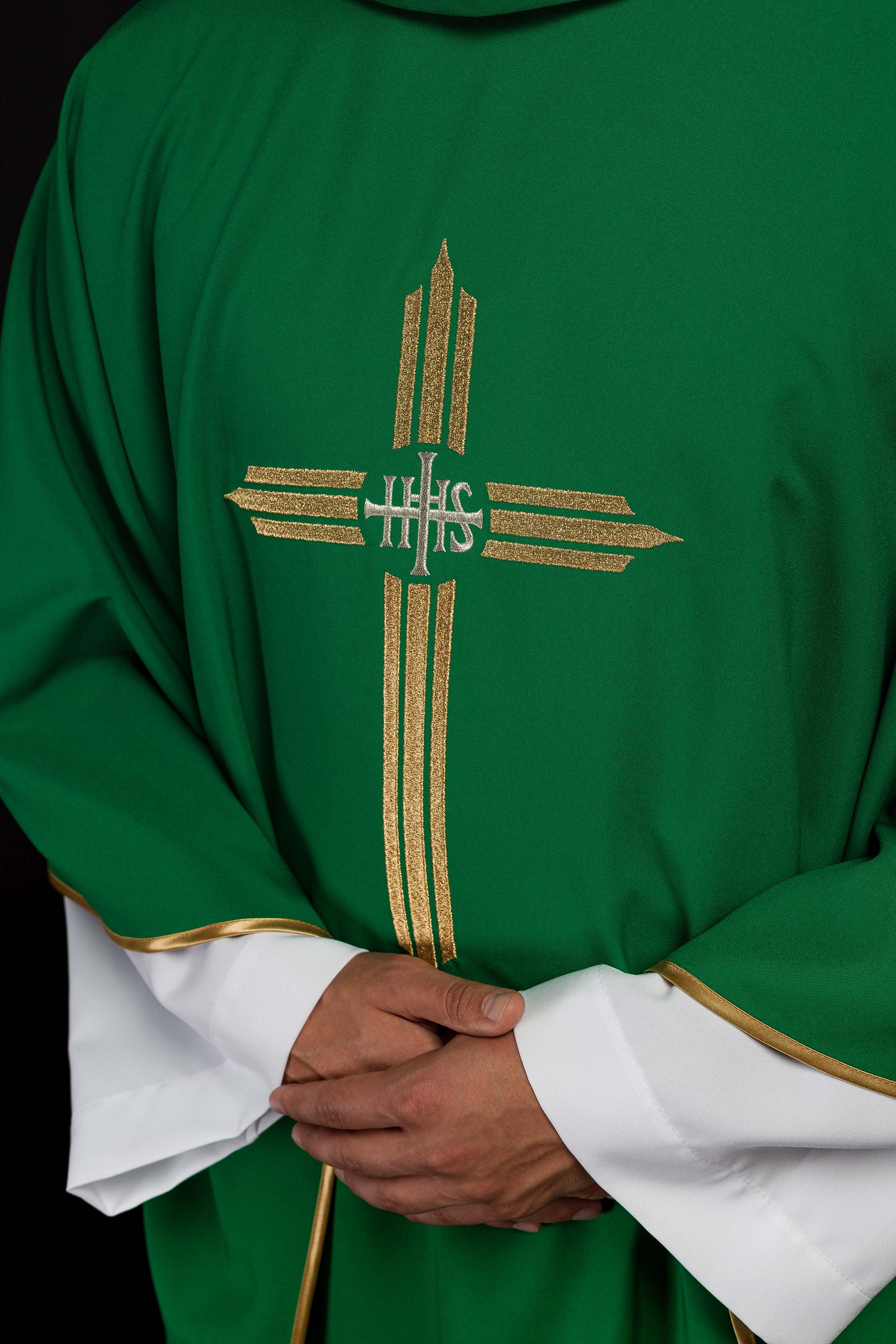 Chasuble verte brodée avec la croix IHS