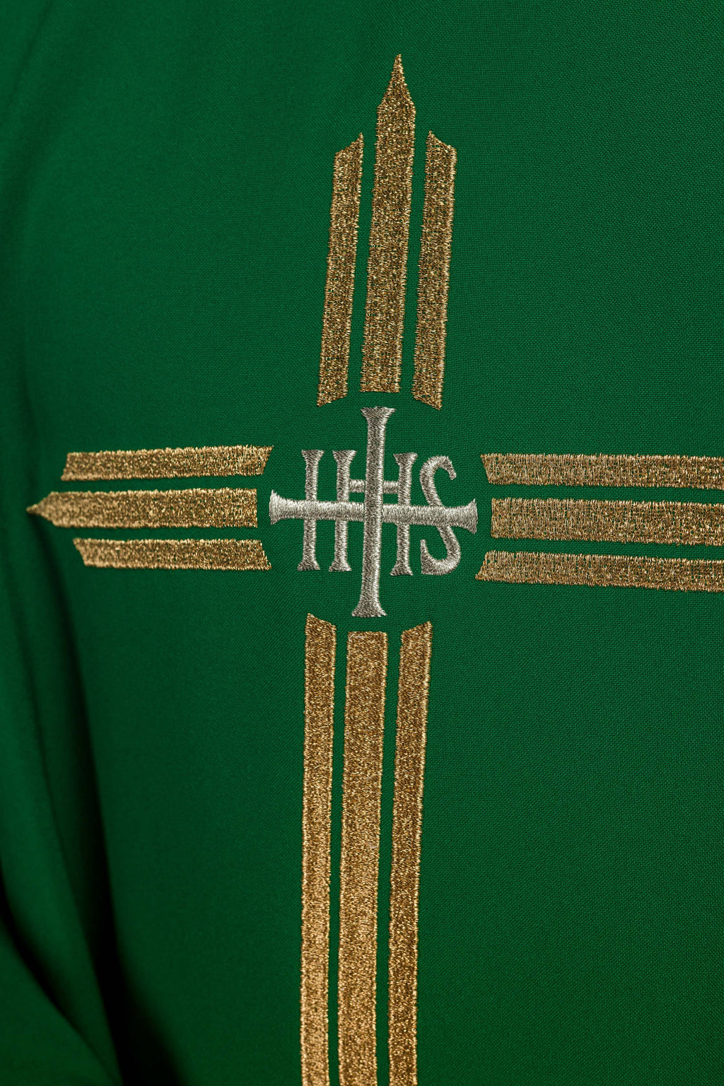 Chasuble verte brodée avec la croix IHS