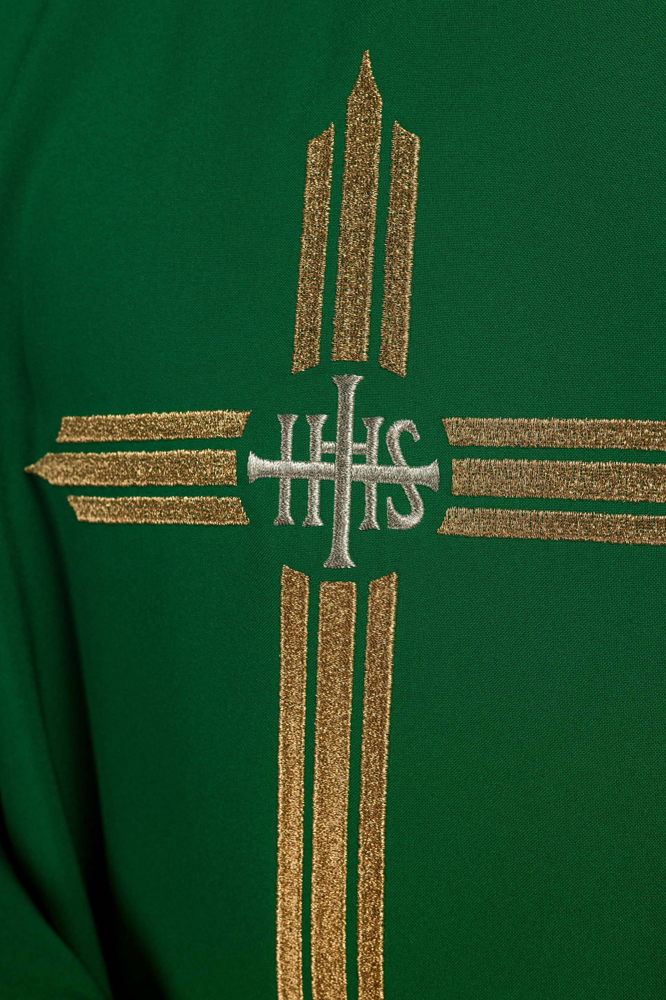 Chasuble verte brodée avec la croix IHS