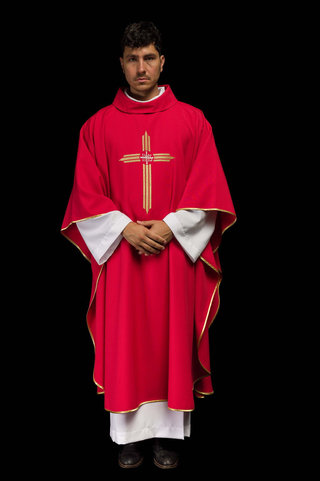 Chasuble rouge brodée de la croix IHS