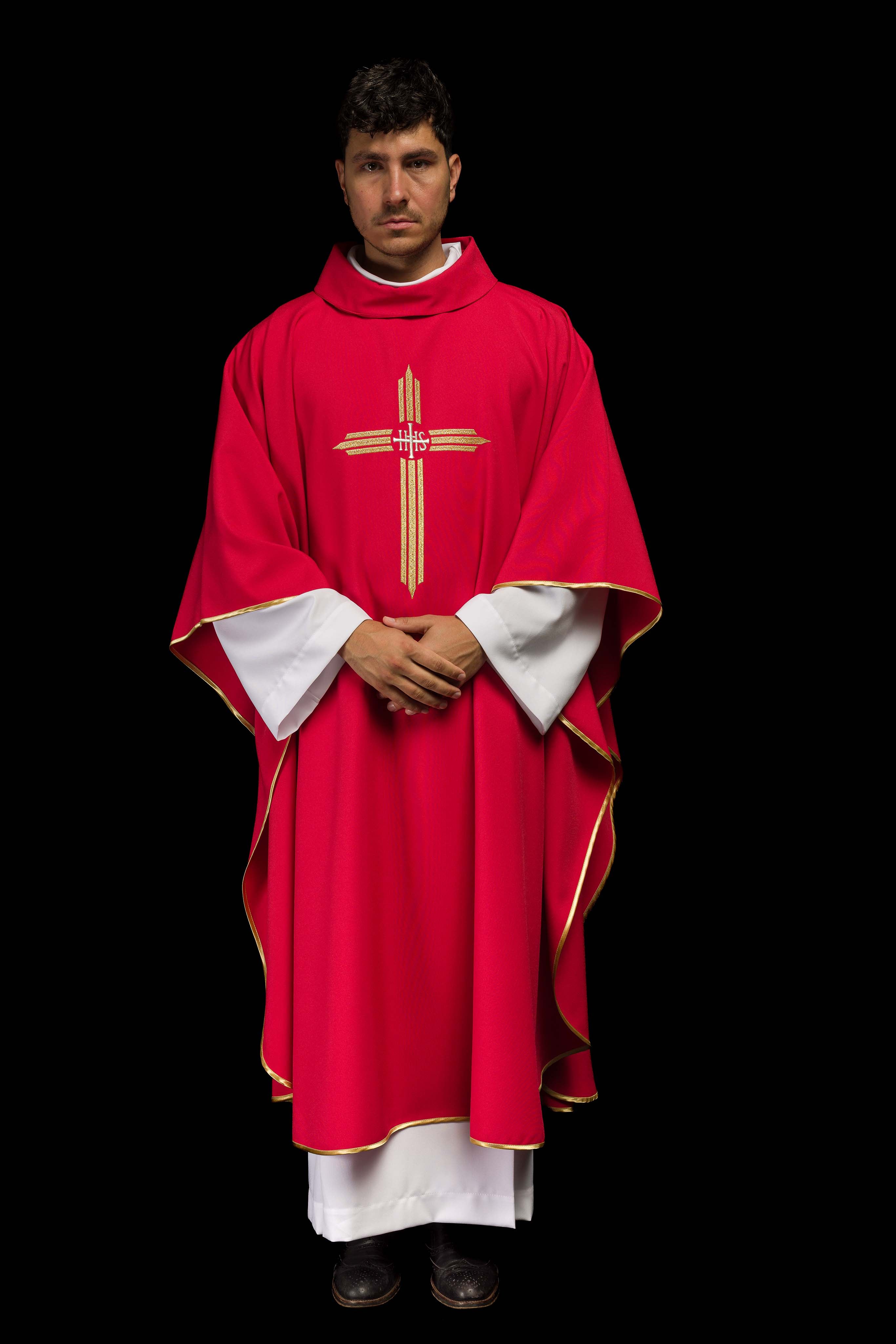 Chasuble rouge brodée de la croix IHS
