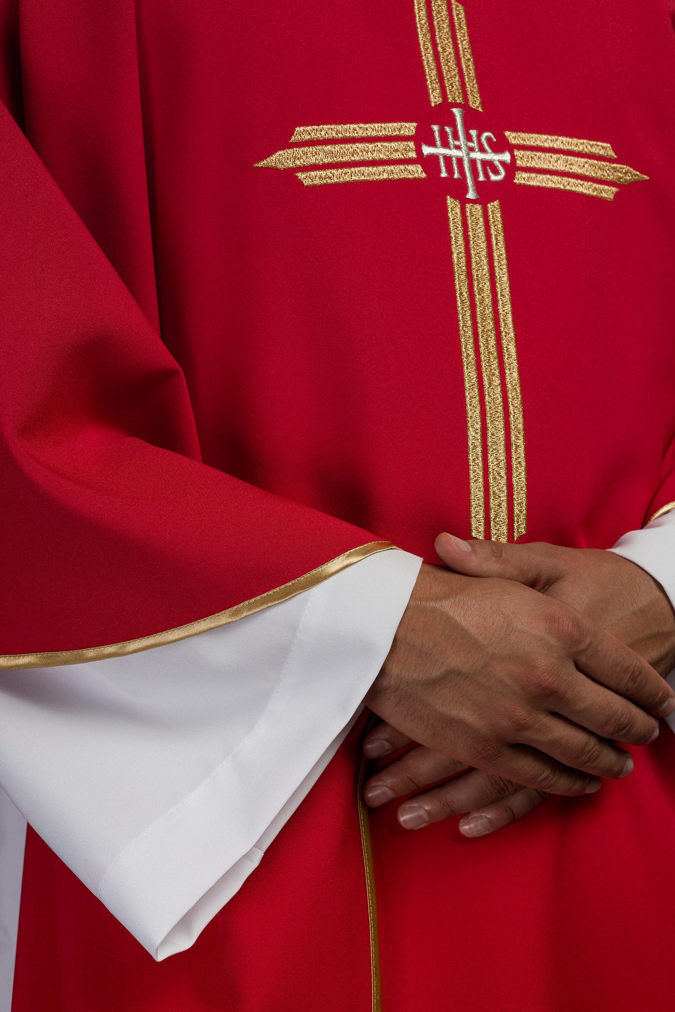 Chasuble rouge brodée de la croix IHS