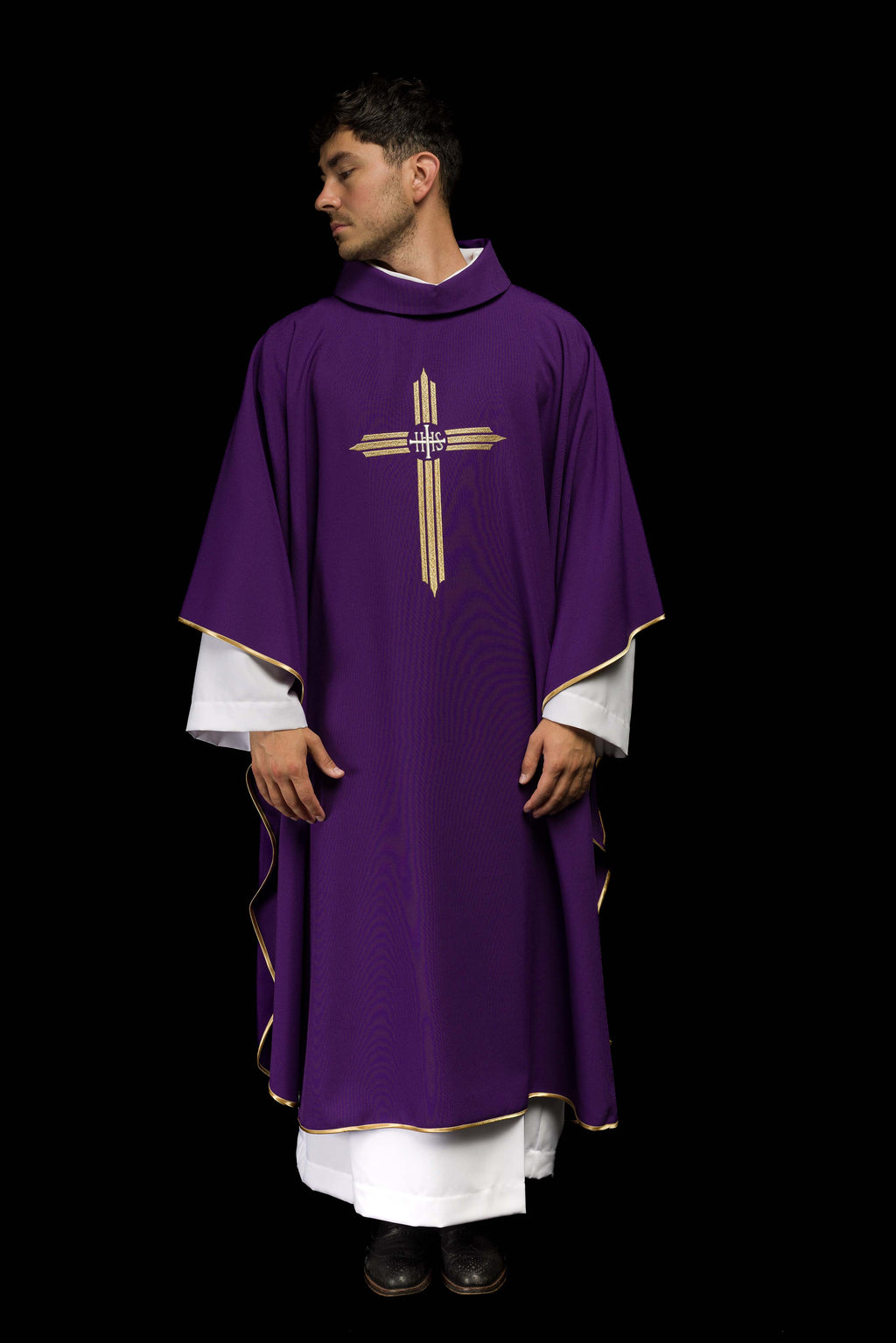 Chasuble brodée en violet avec la croix IHS