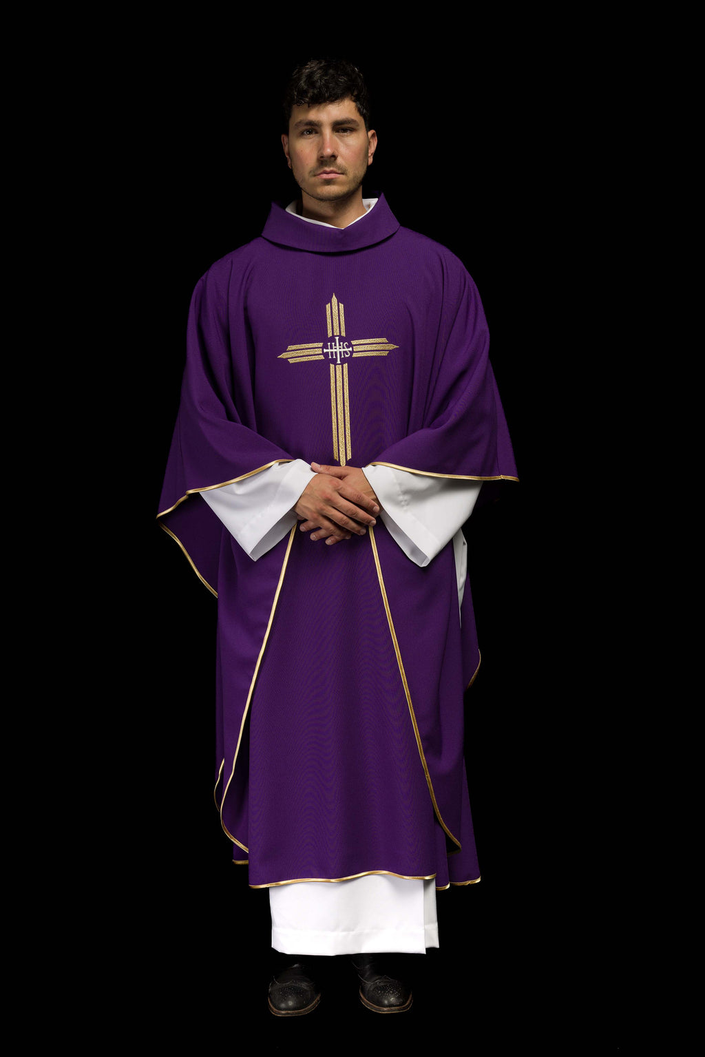 Chasuble brodée en violet avec la croix IHS