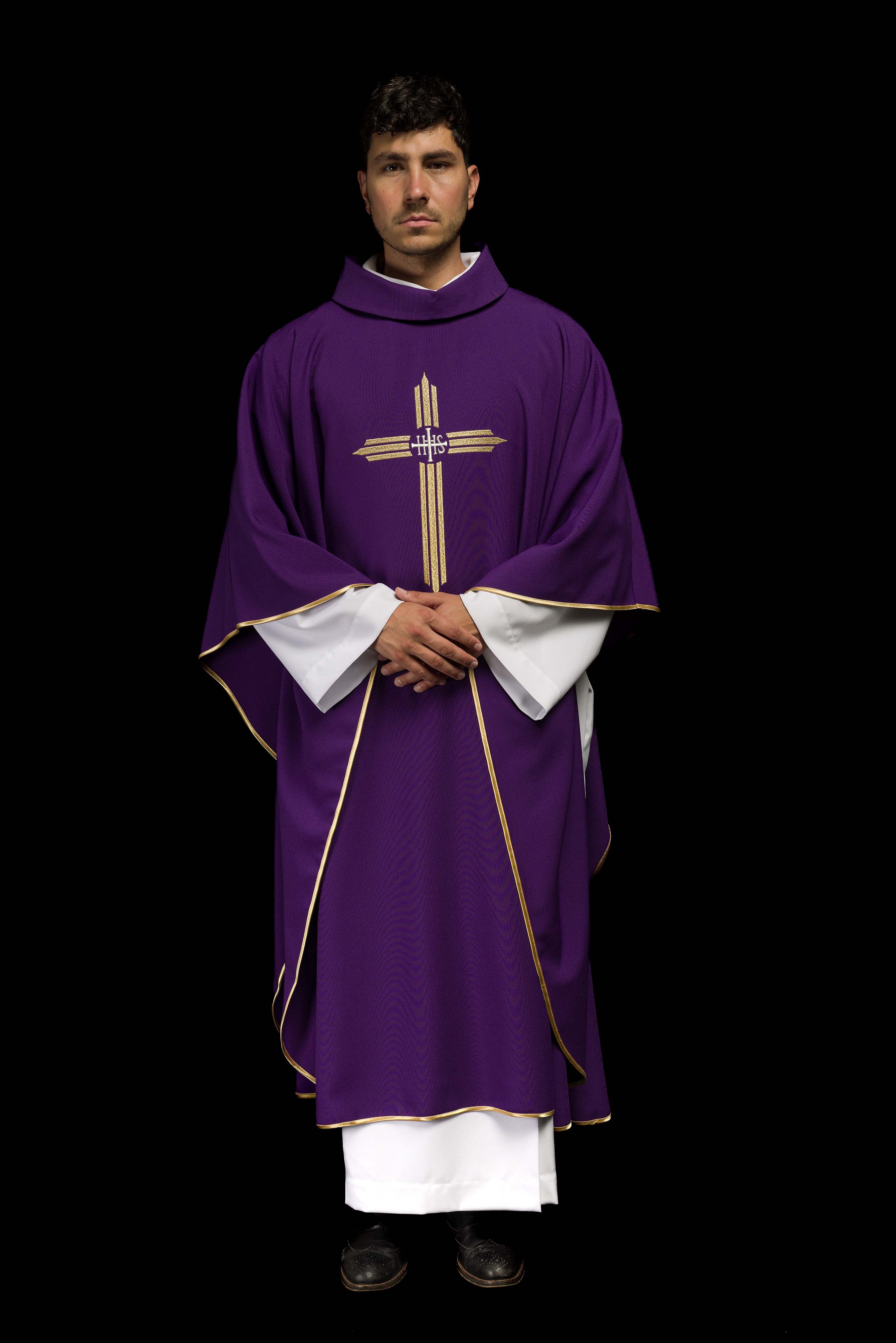 Chasuble brodée en violet avec la croix IHS