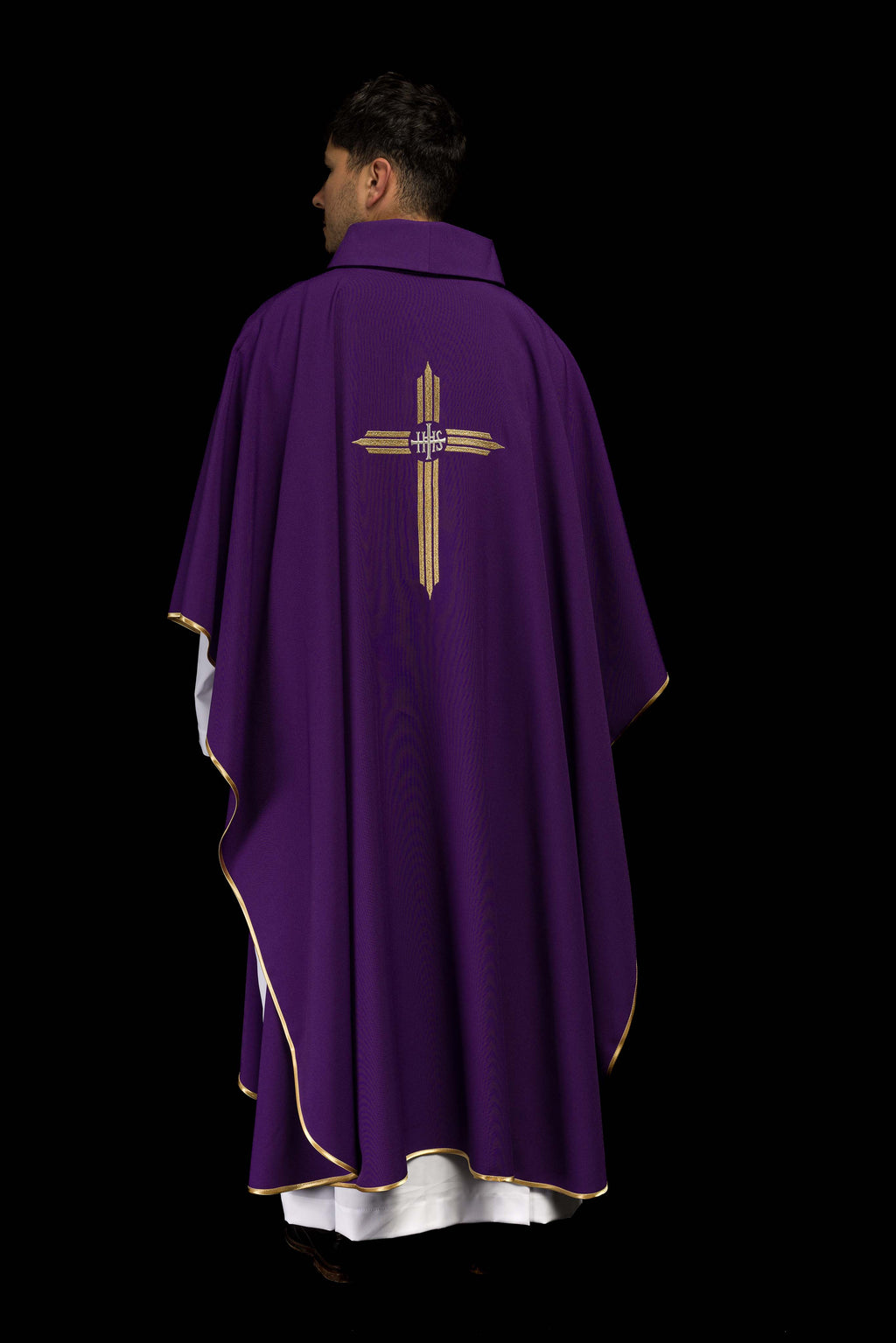 Chasuble brodée en violet avec la croix IHS