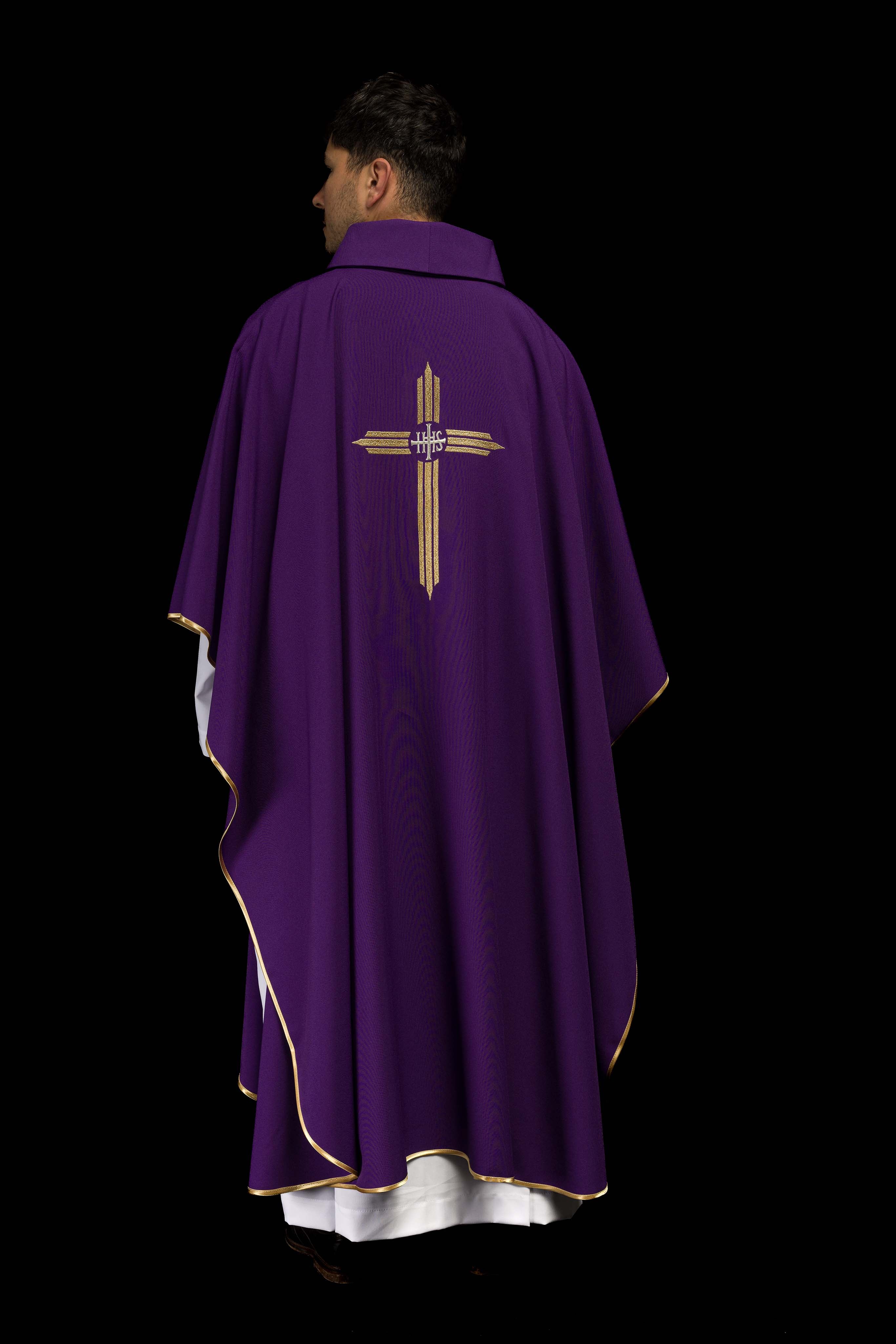 Chasuble brodée en violet avec la croix IHS