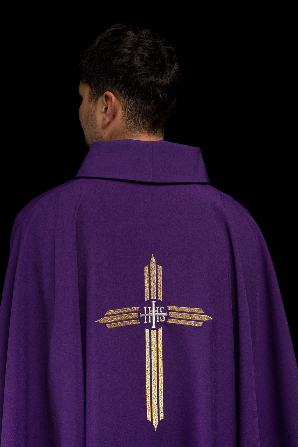 Chasuble brodée en violet avec la croix IHS