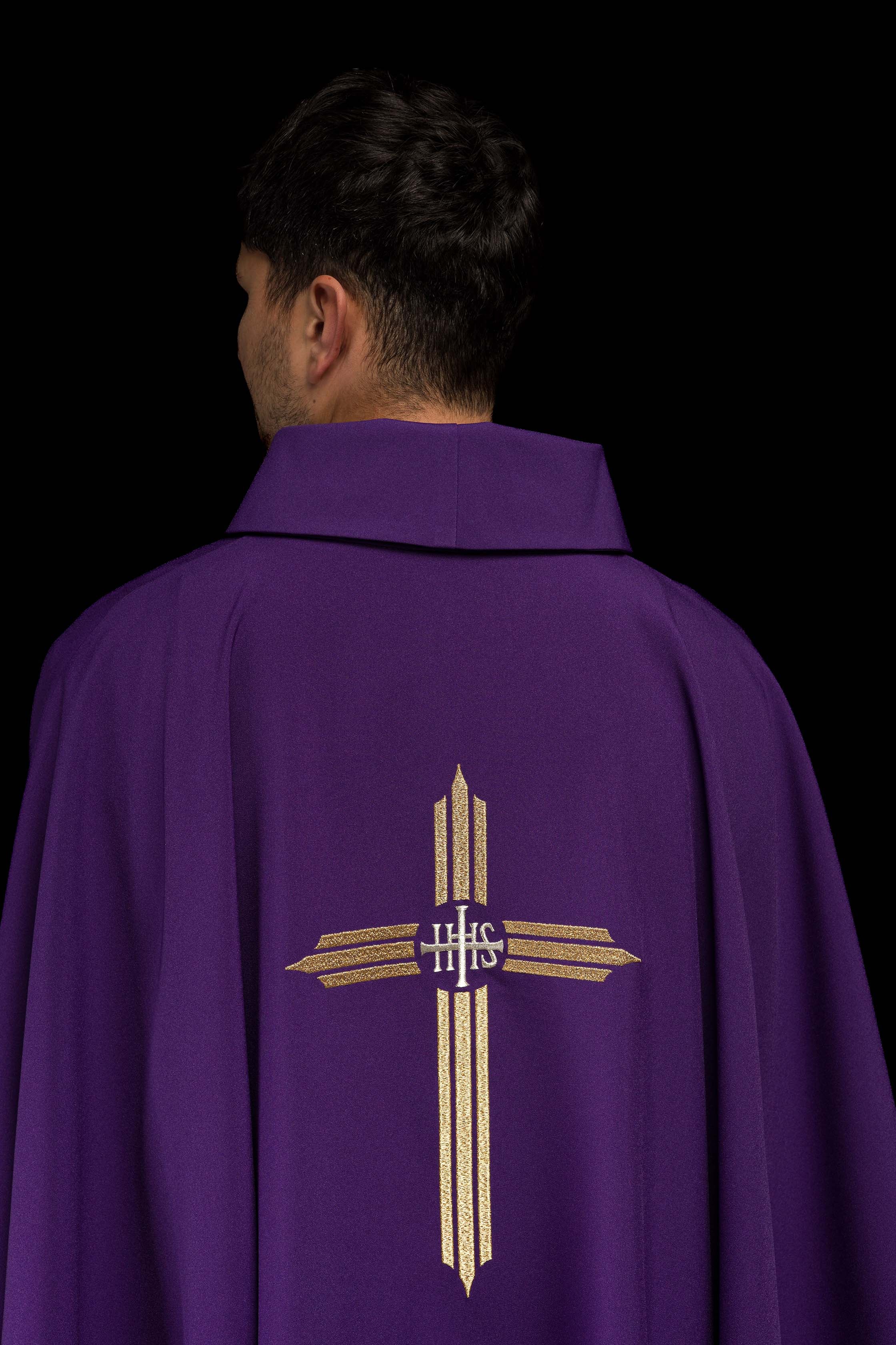 Chasuble brodée en violet avec la croix IHS