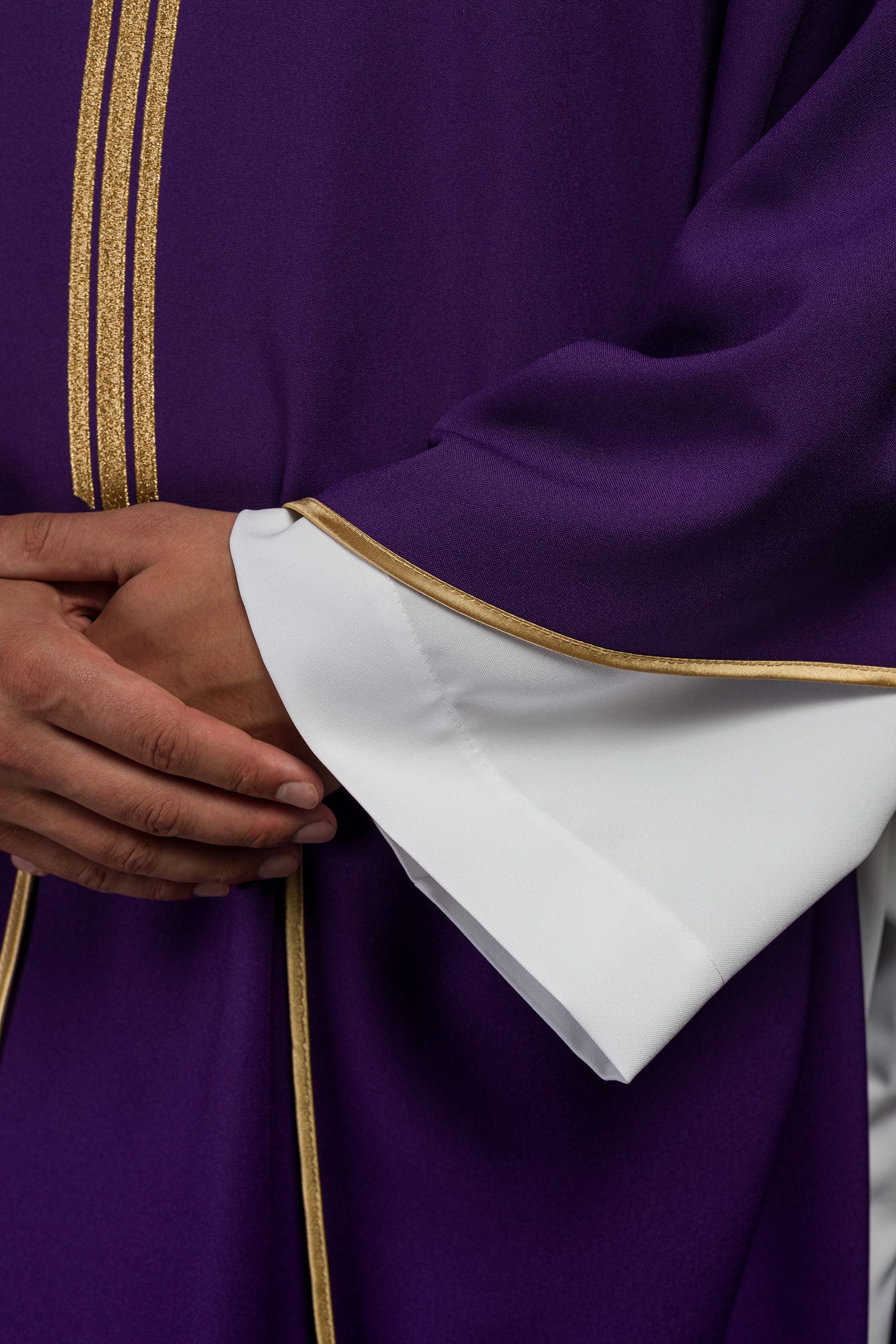 Chasuble brodée en violet avec la croix IHS