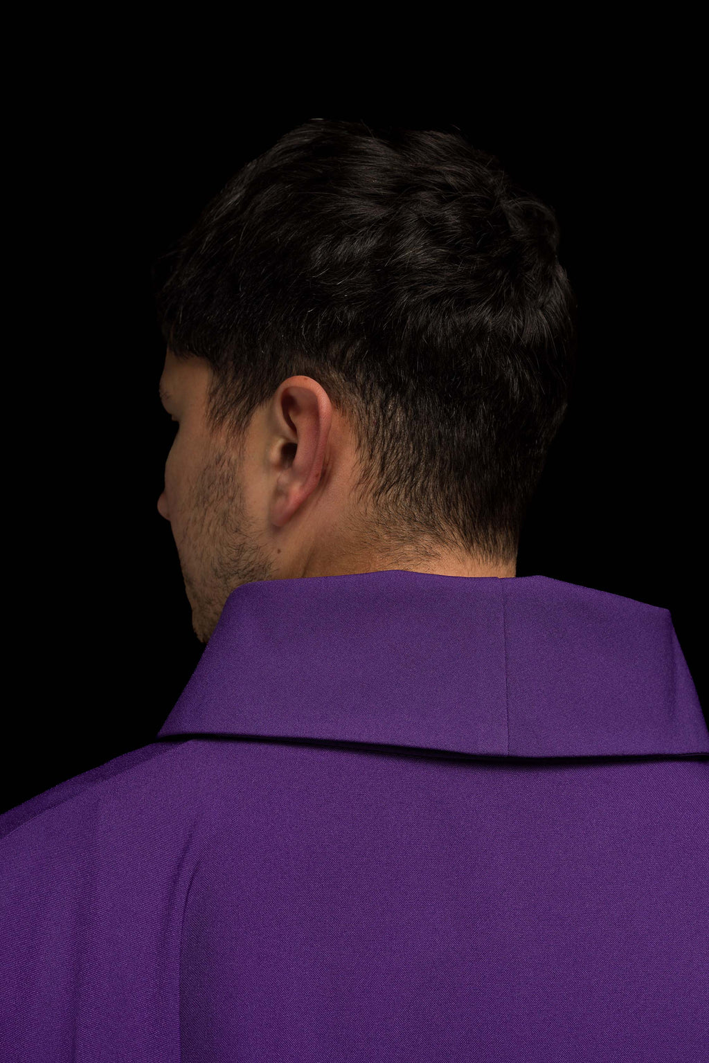 Chasuble brodée en violet avec la croix IHS
