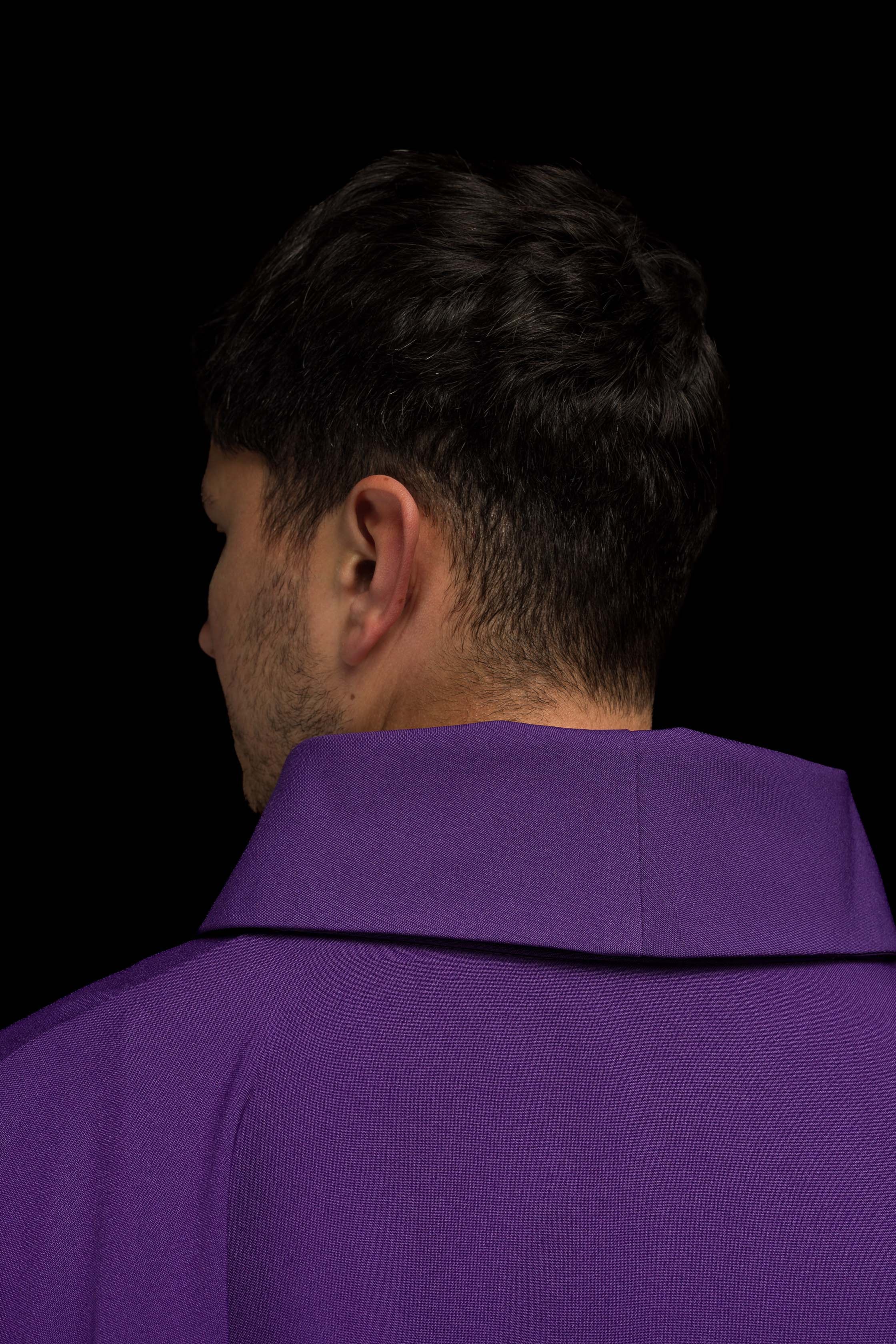 Chasuble brodée en violet avec la croix IHS