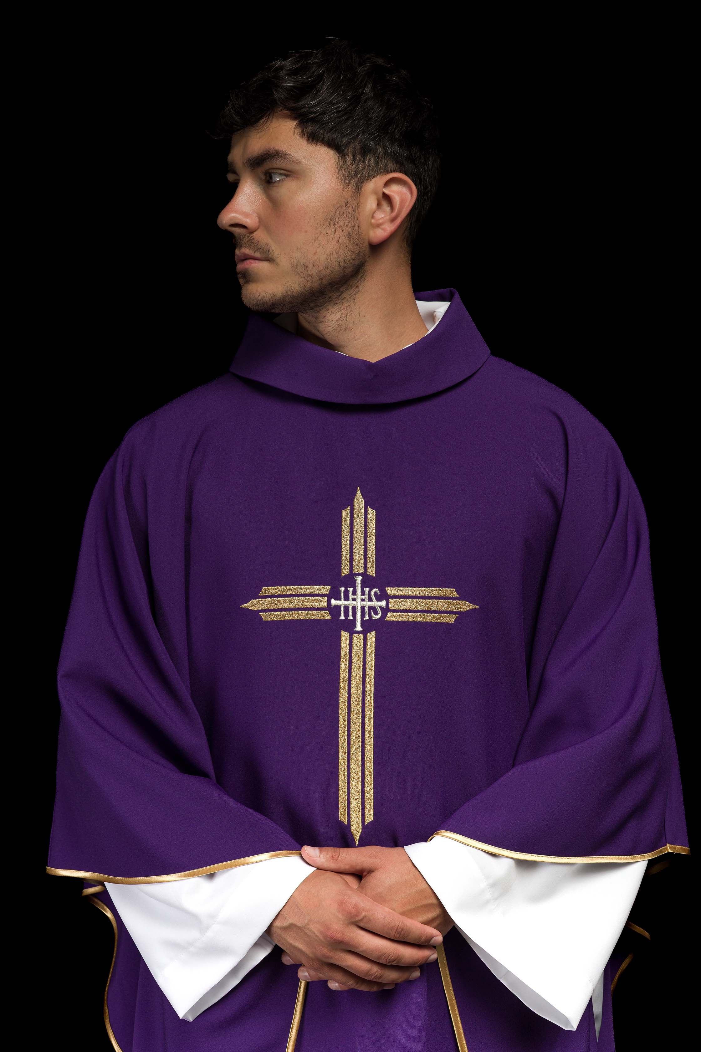 Chasuble brodée en violet avec la croix IHS