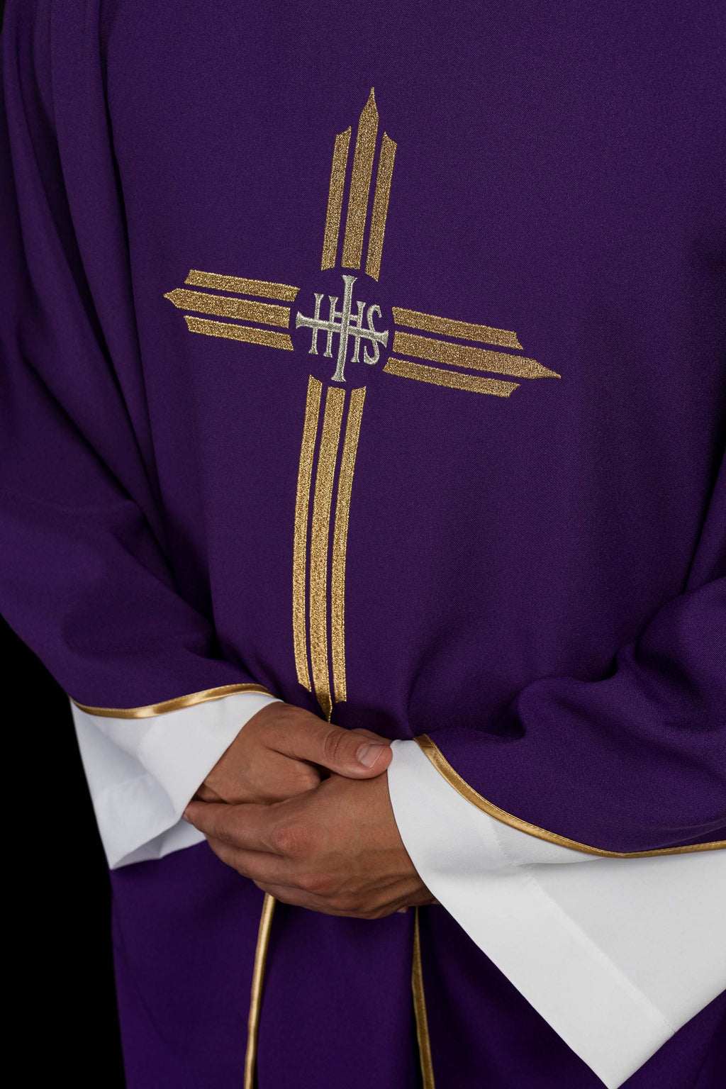 Chasuble brodée en violet avec la croix IHS