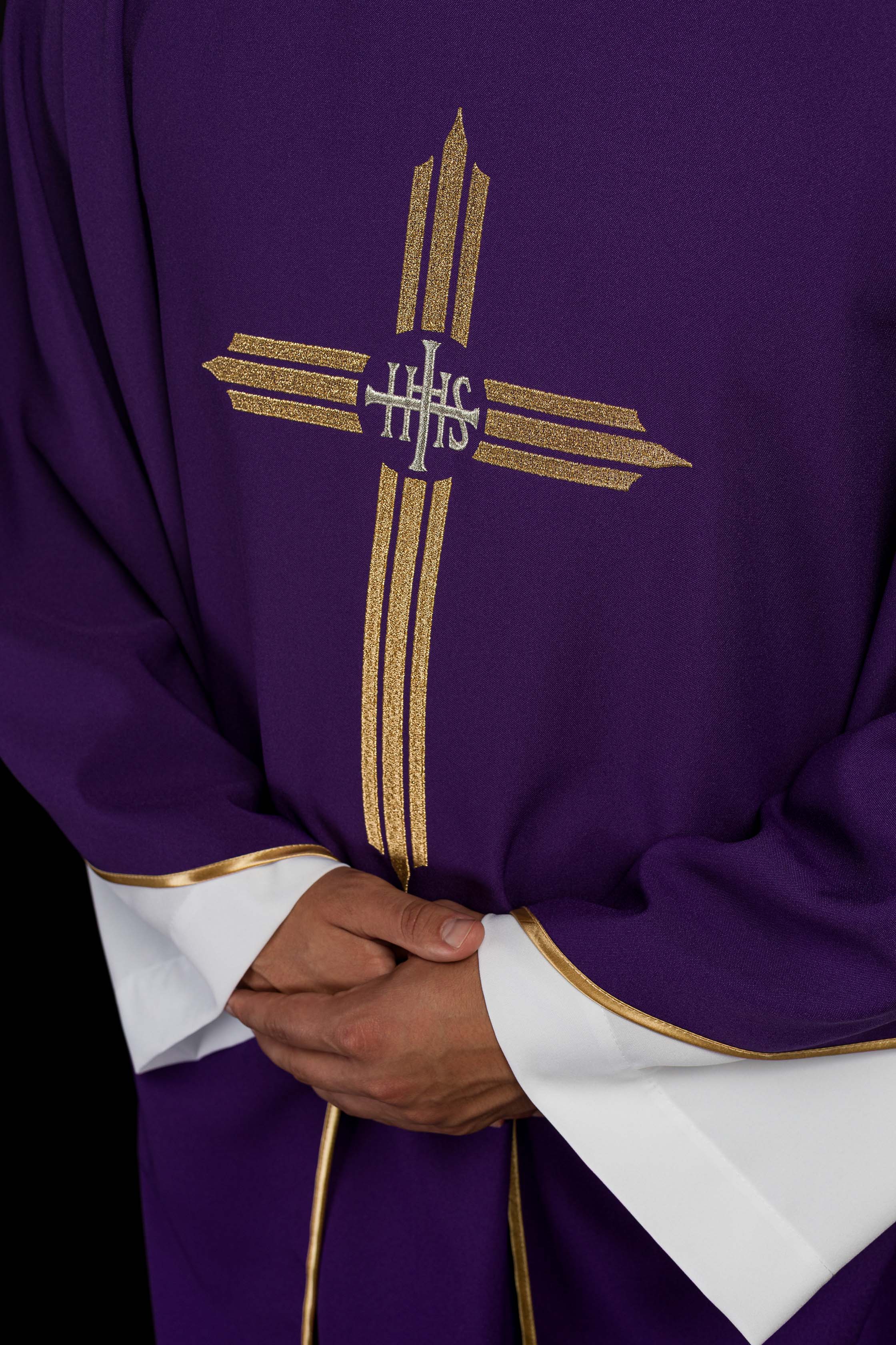 Chasuble brodée en violet avec la croix IHS