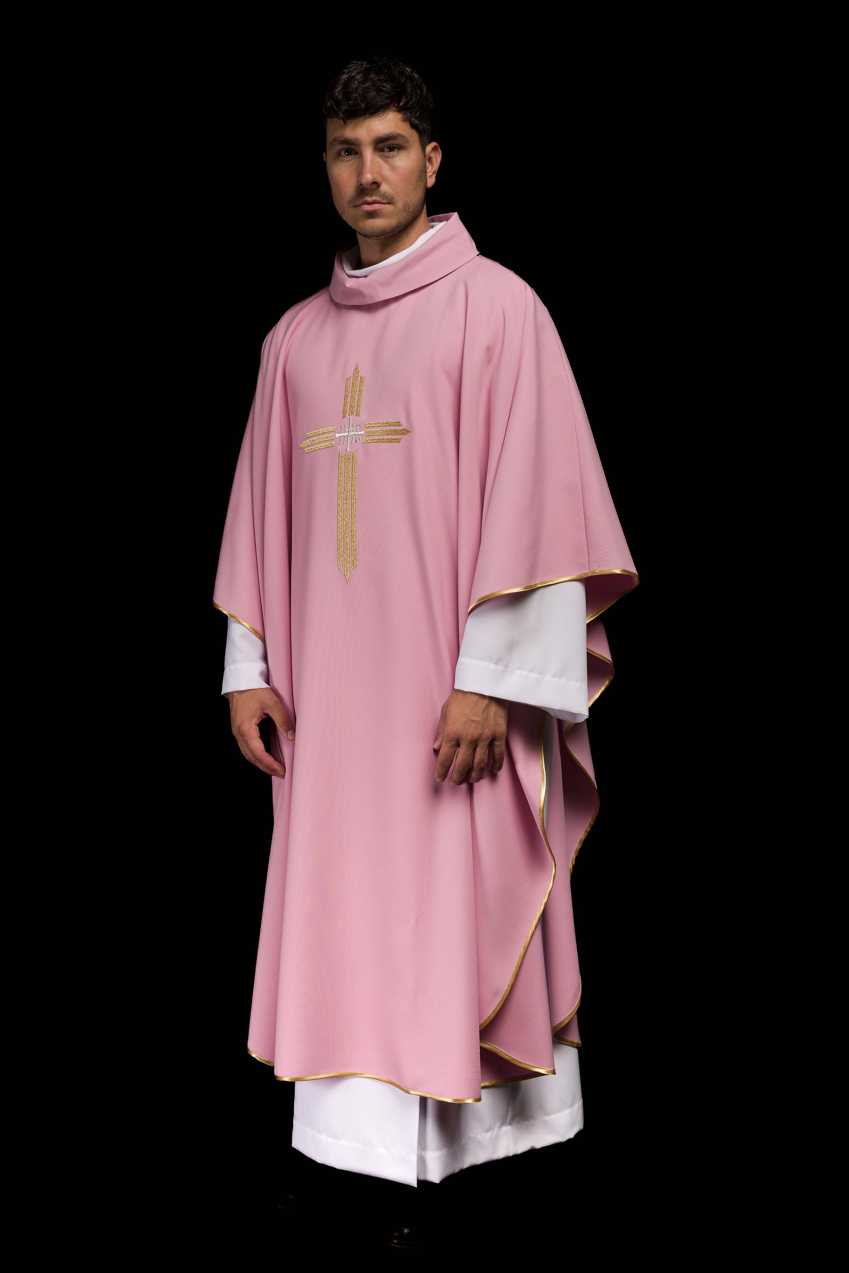 Chasuble rose avec broderie IHS dorée