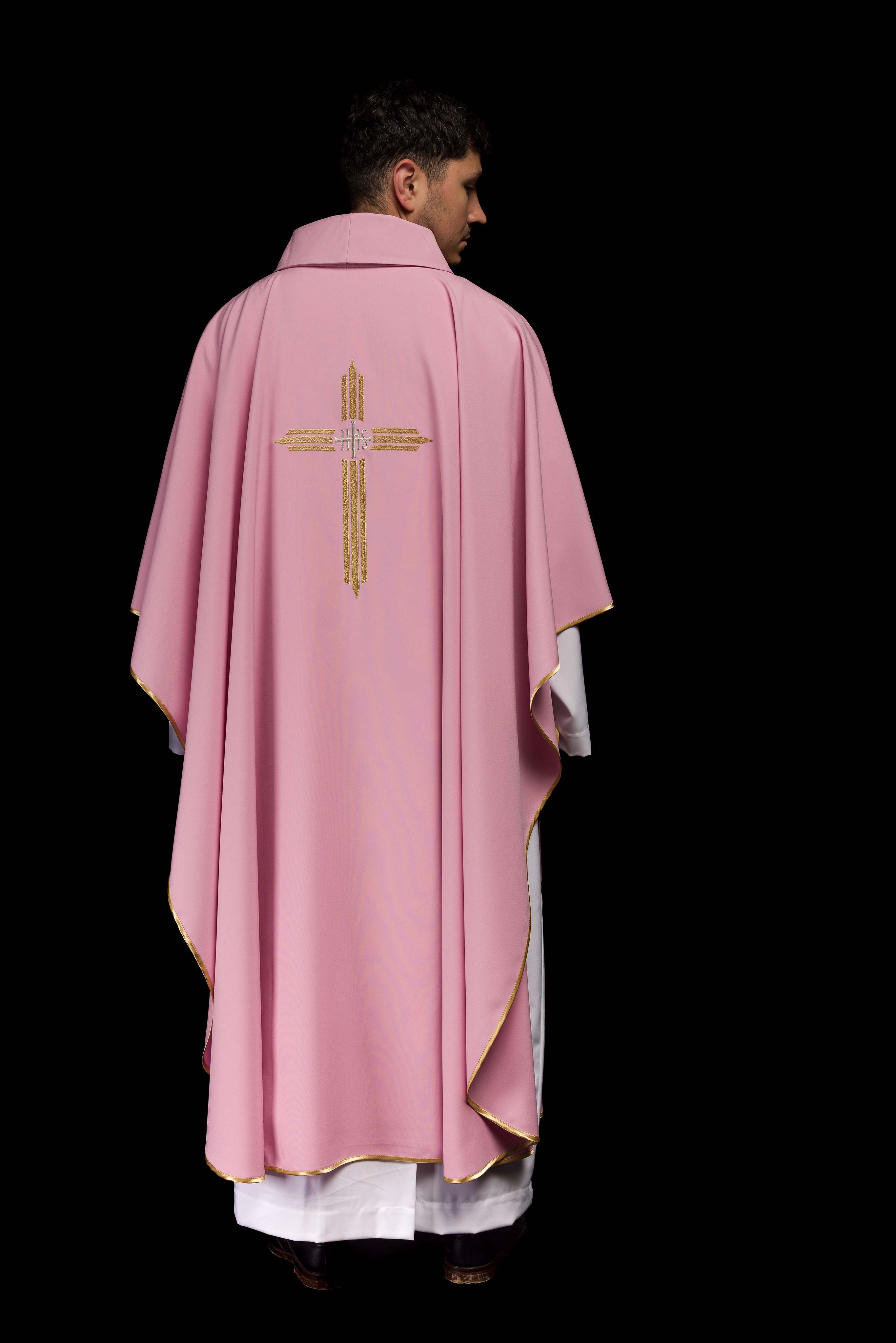 Chasuble rose avec broderie IHS dorée