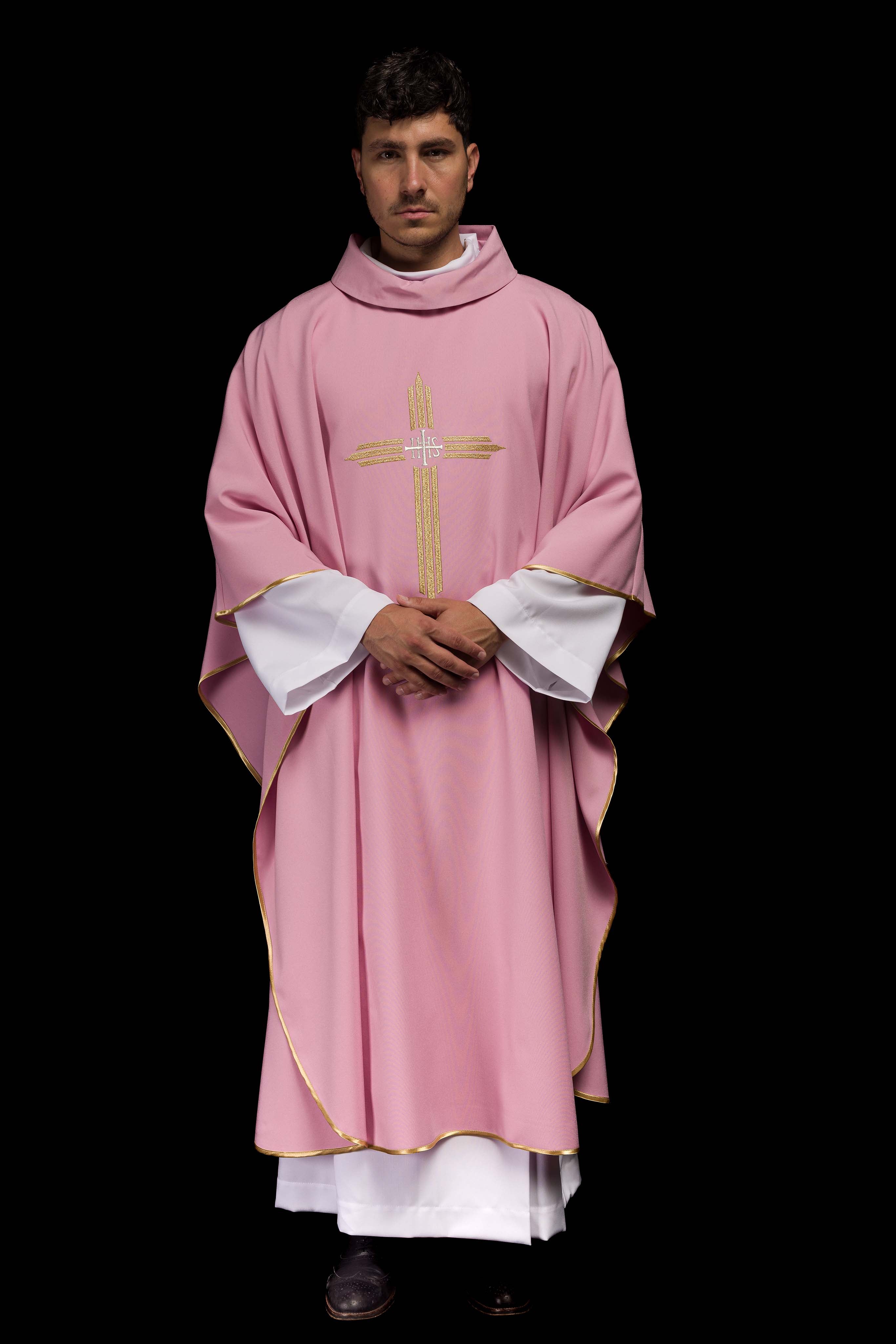 Chasuble rose avec broderie IHS dorée