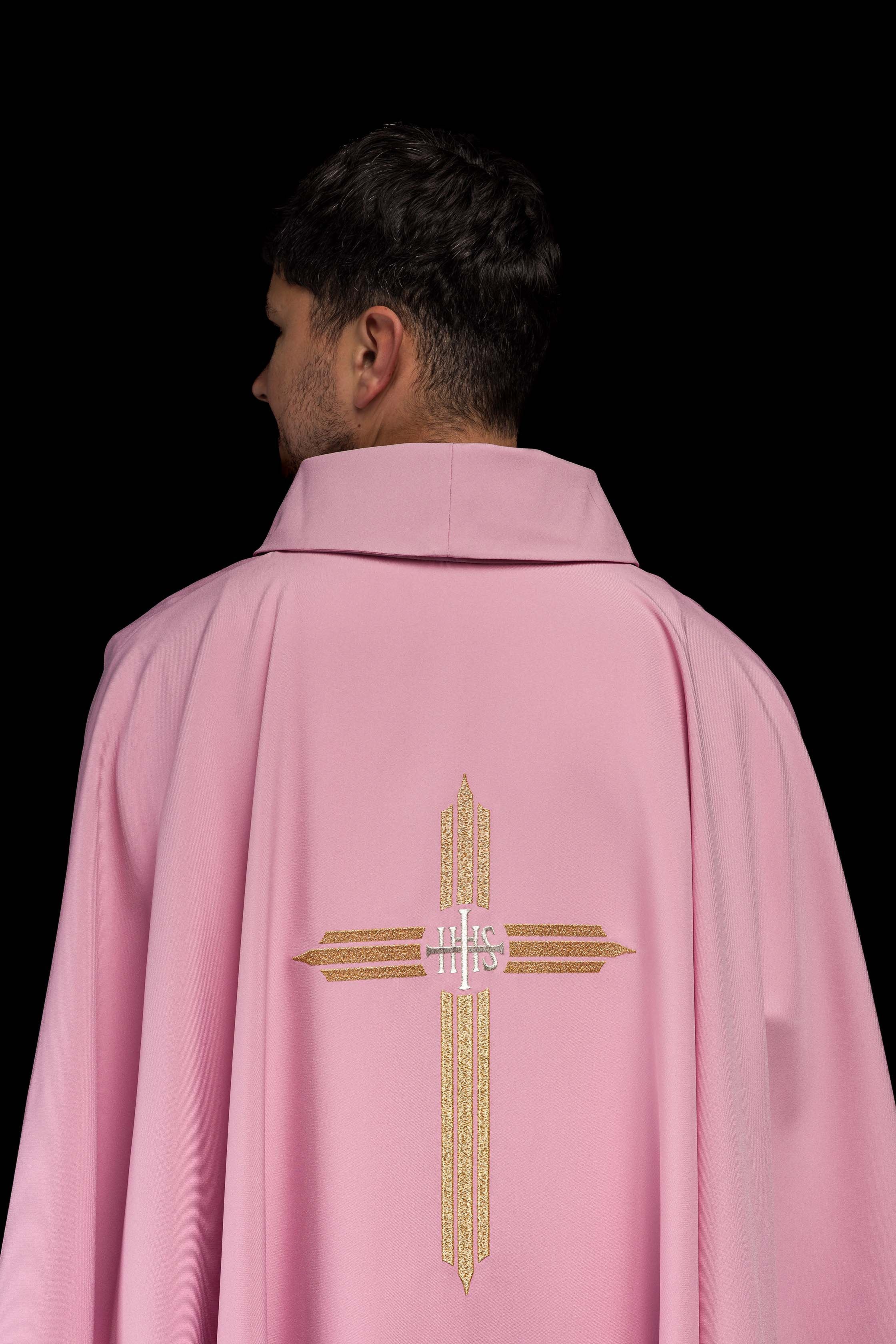Chasuble rose avec broderie IHS dorée