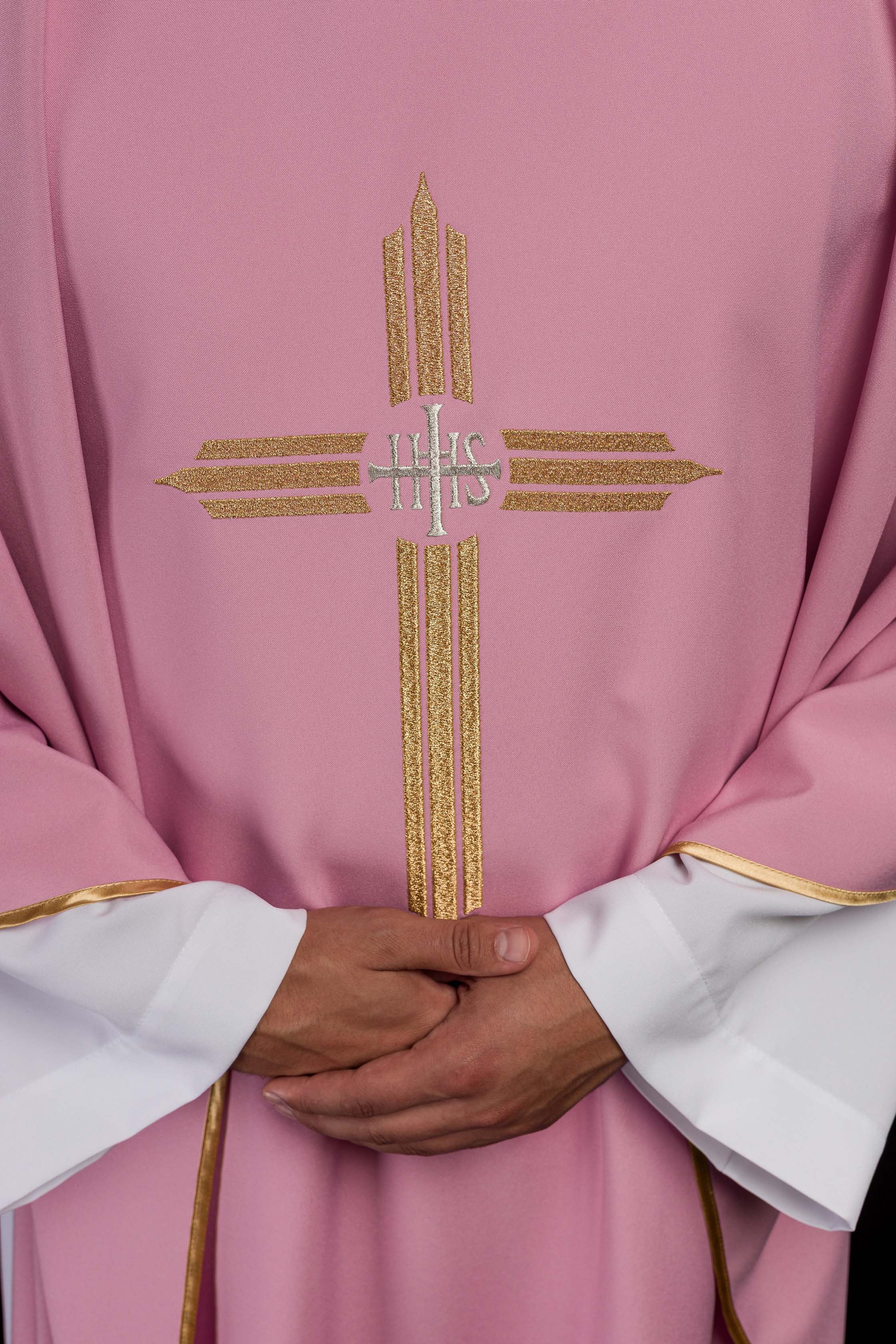 Chasuble rose avec broderie IHS dorée