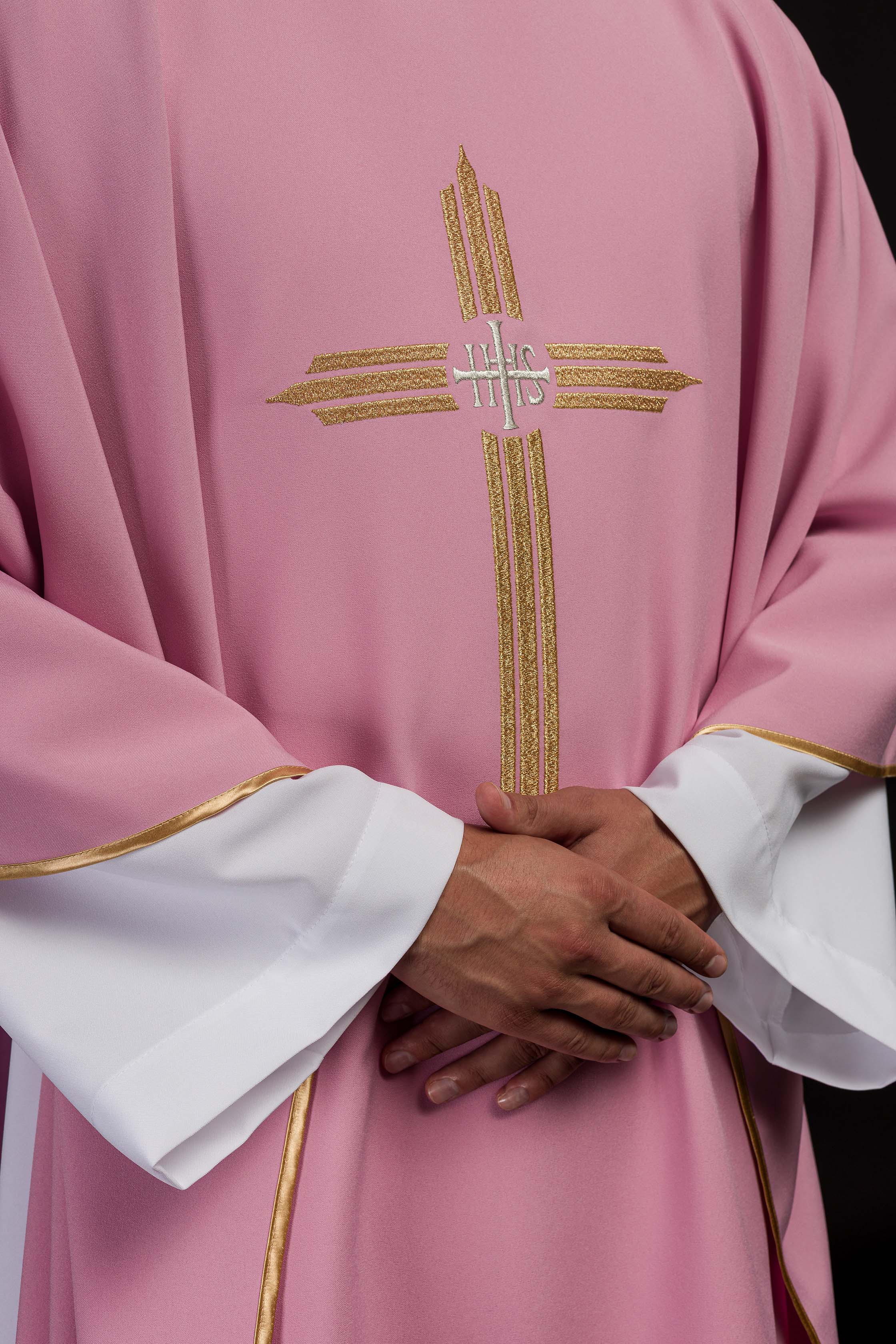 Chasuble rose avec broderie IHS dorée