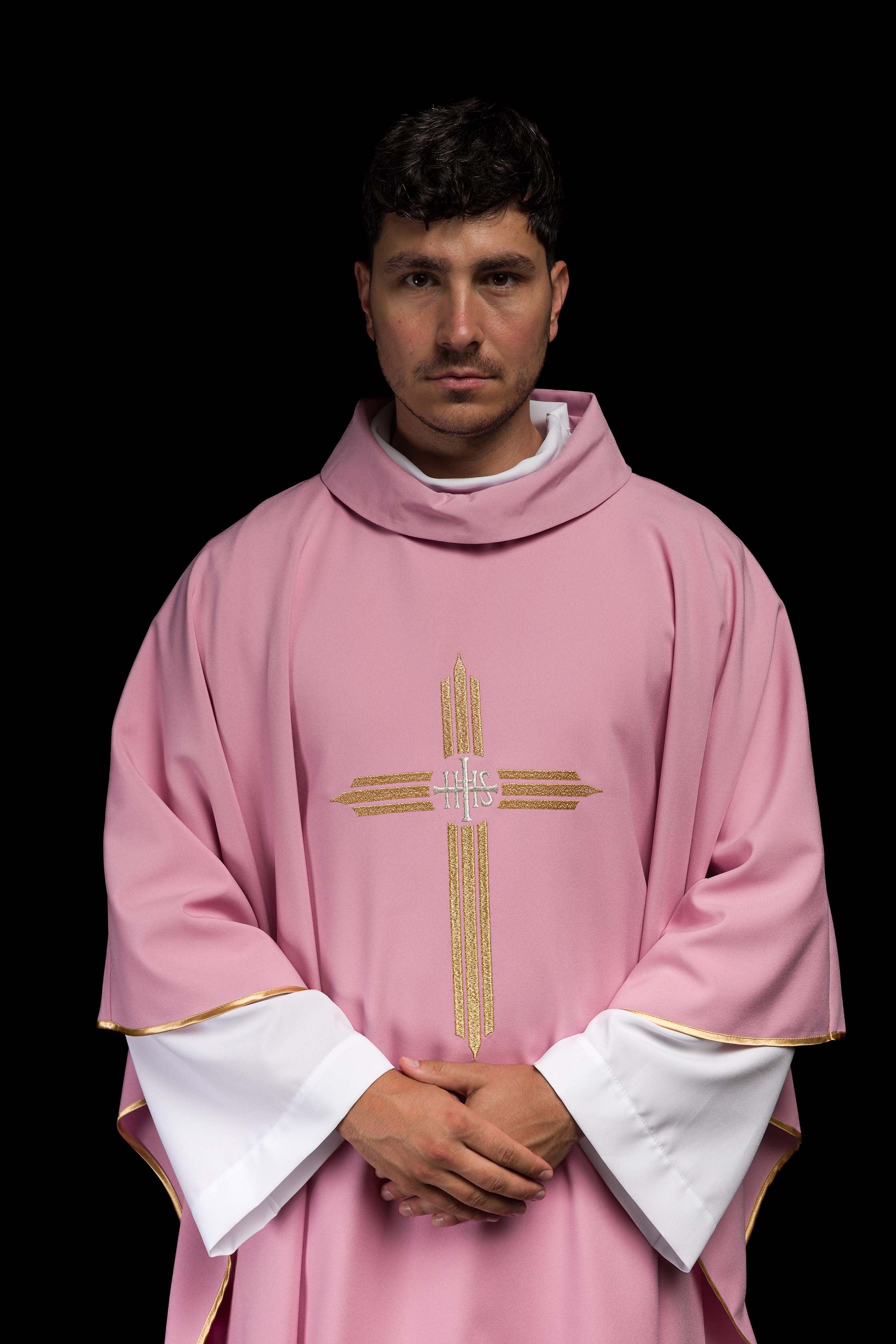 Chasuble rose avec broderie IHS dorée