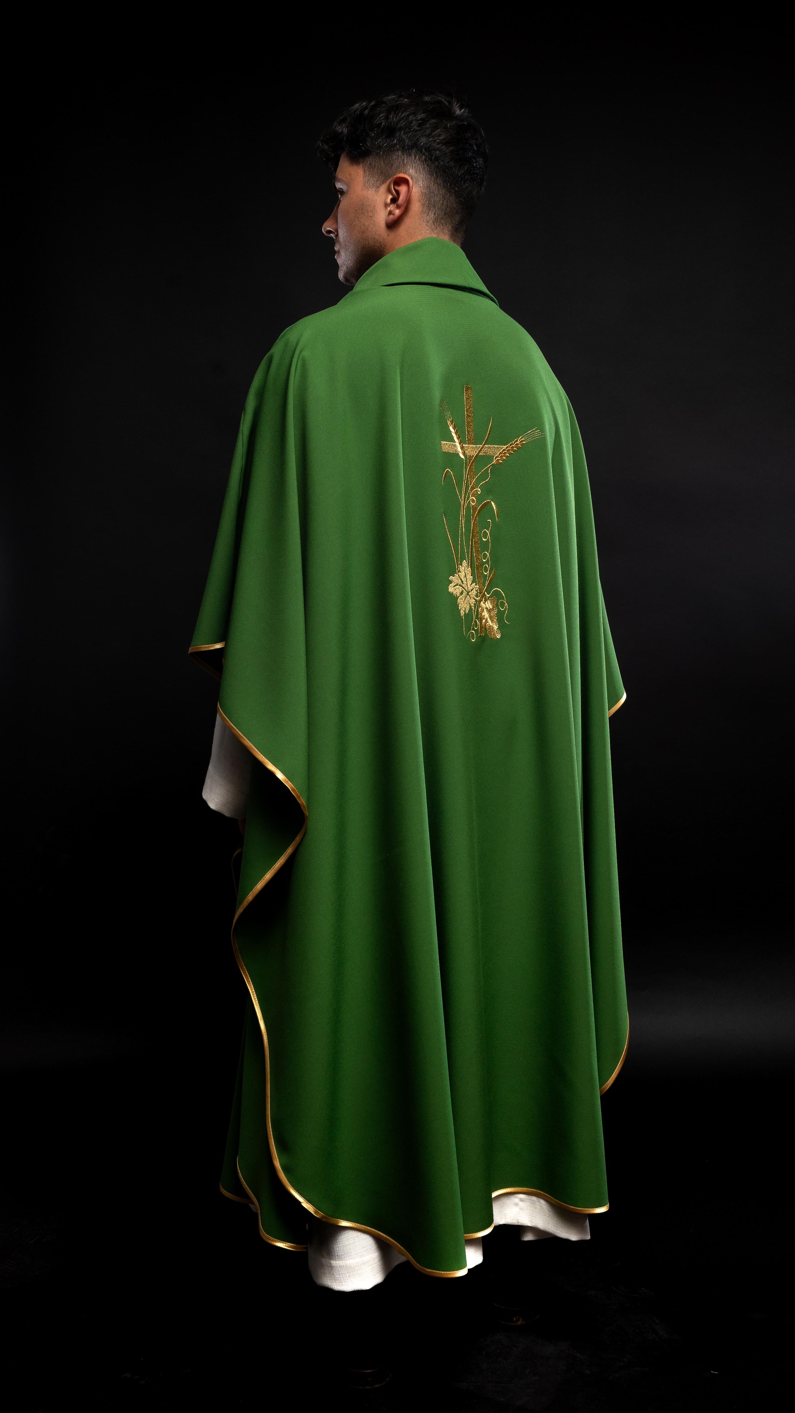 Chasuble verte avec broderie de croix dorée