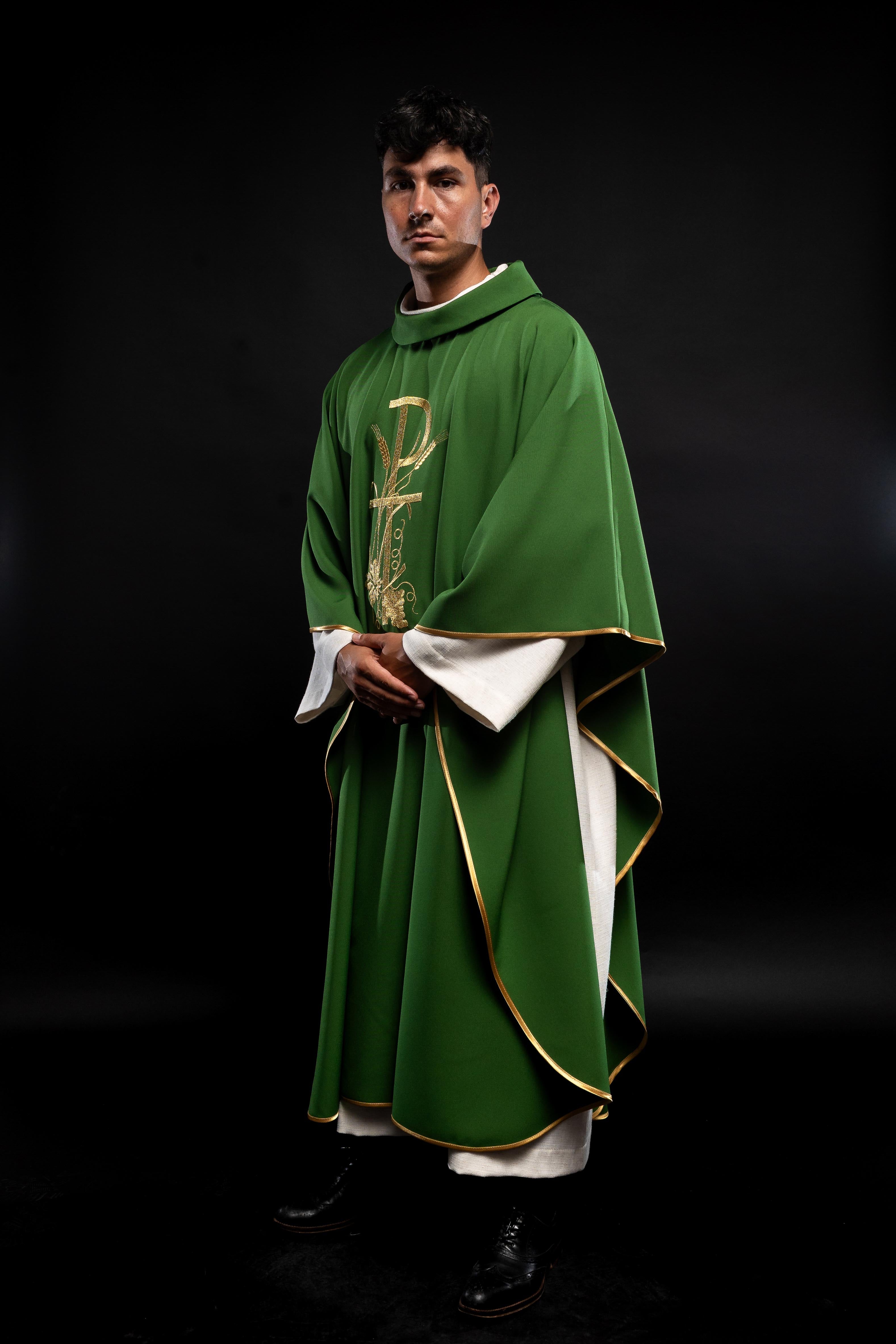 Chasuble verte avec broderie de croix dorée