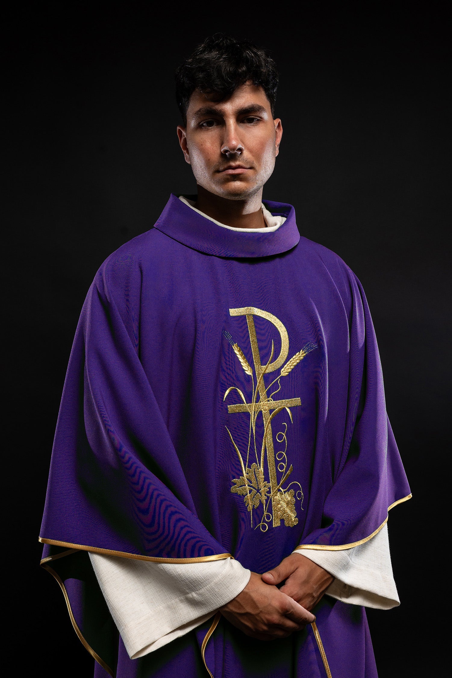 Chasuble violette avec broderie de croix dorée