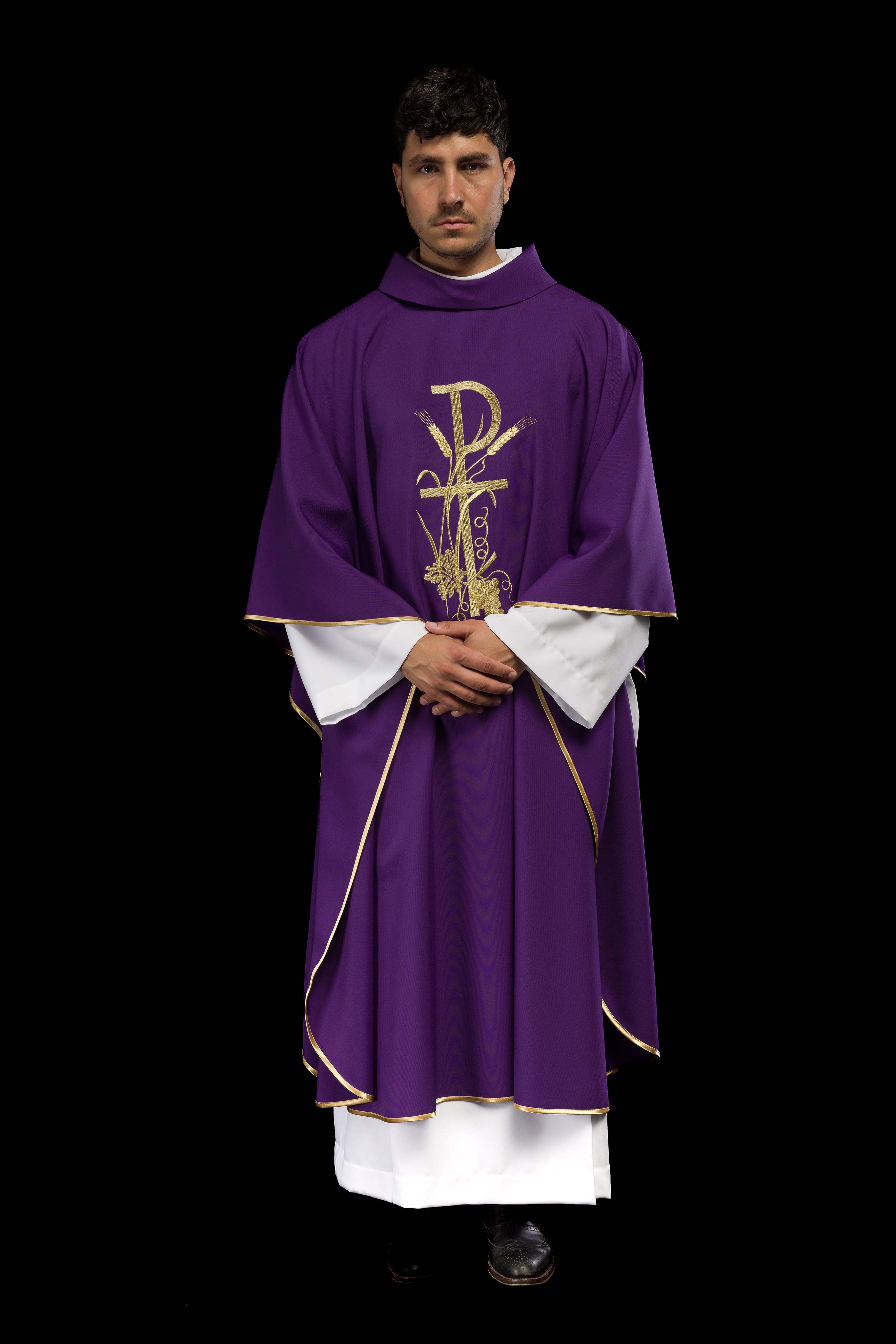 Chasuble violette avec broderie de croix dorée