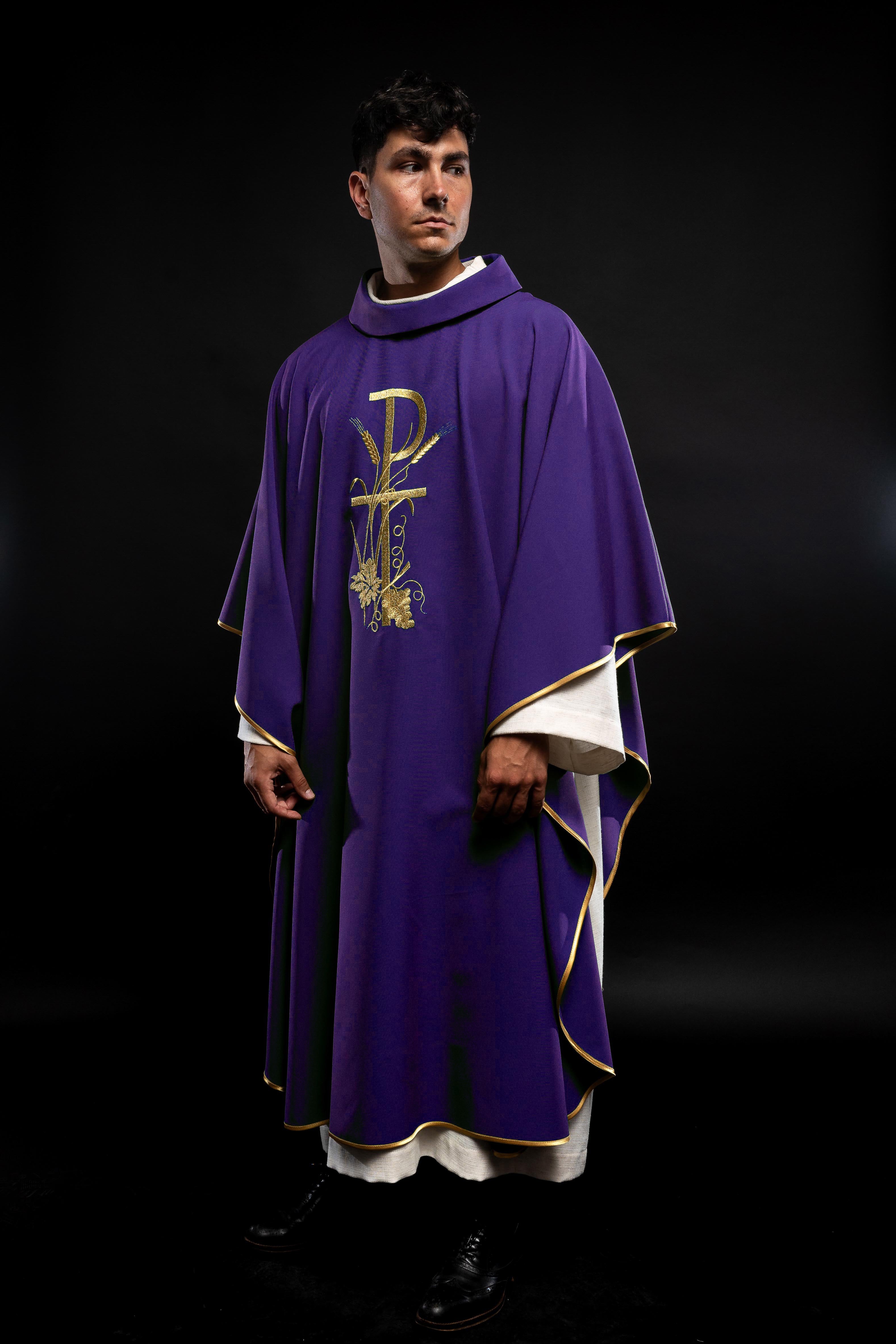 Chasuble violette avec broderie de croix dorée