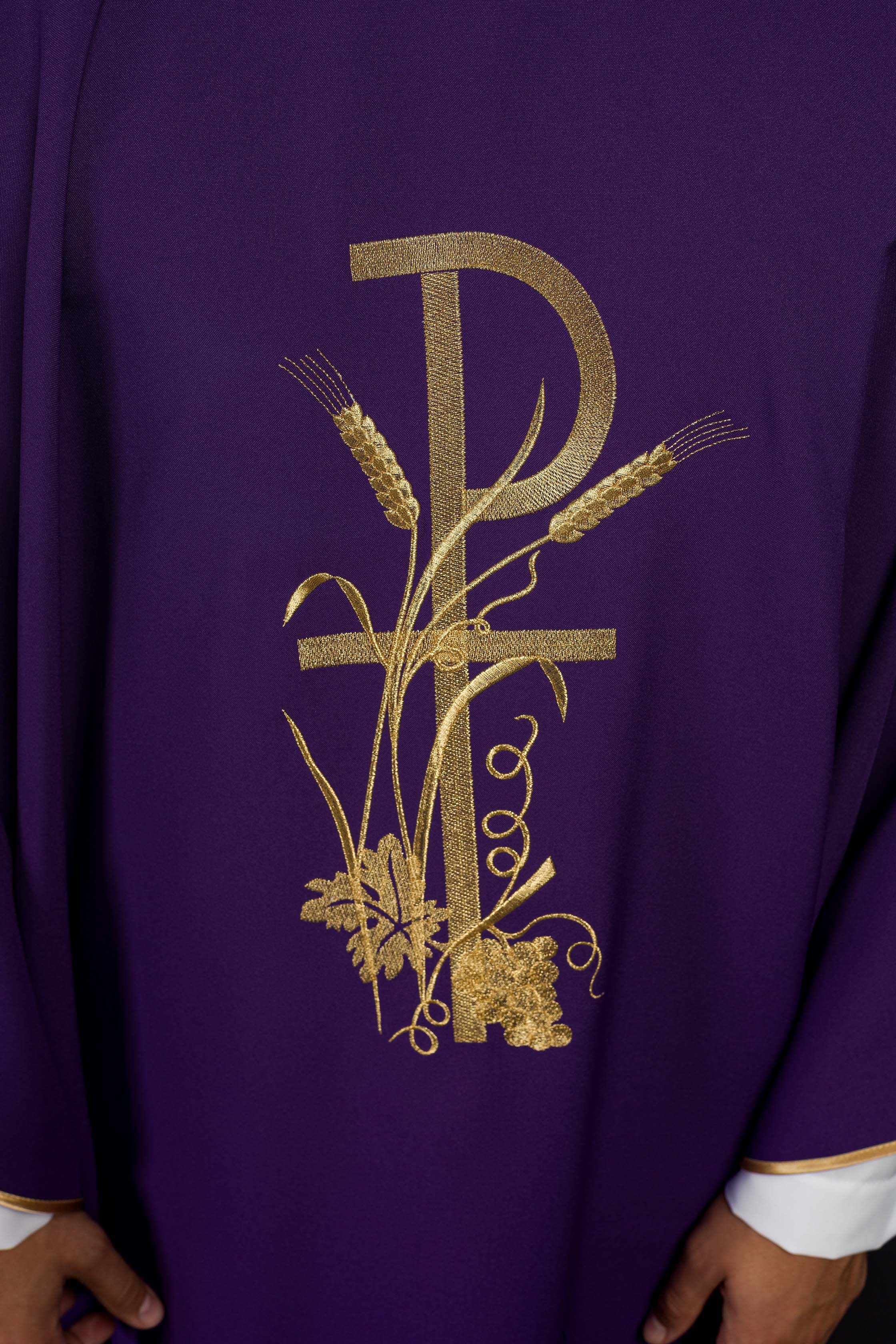 Chasuble violette avec broderie de croix dorée