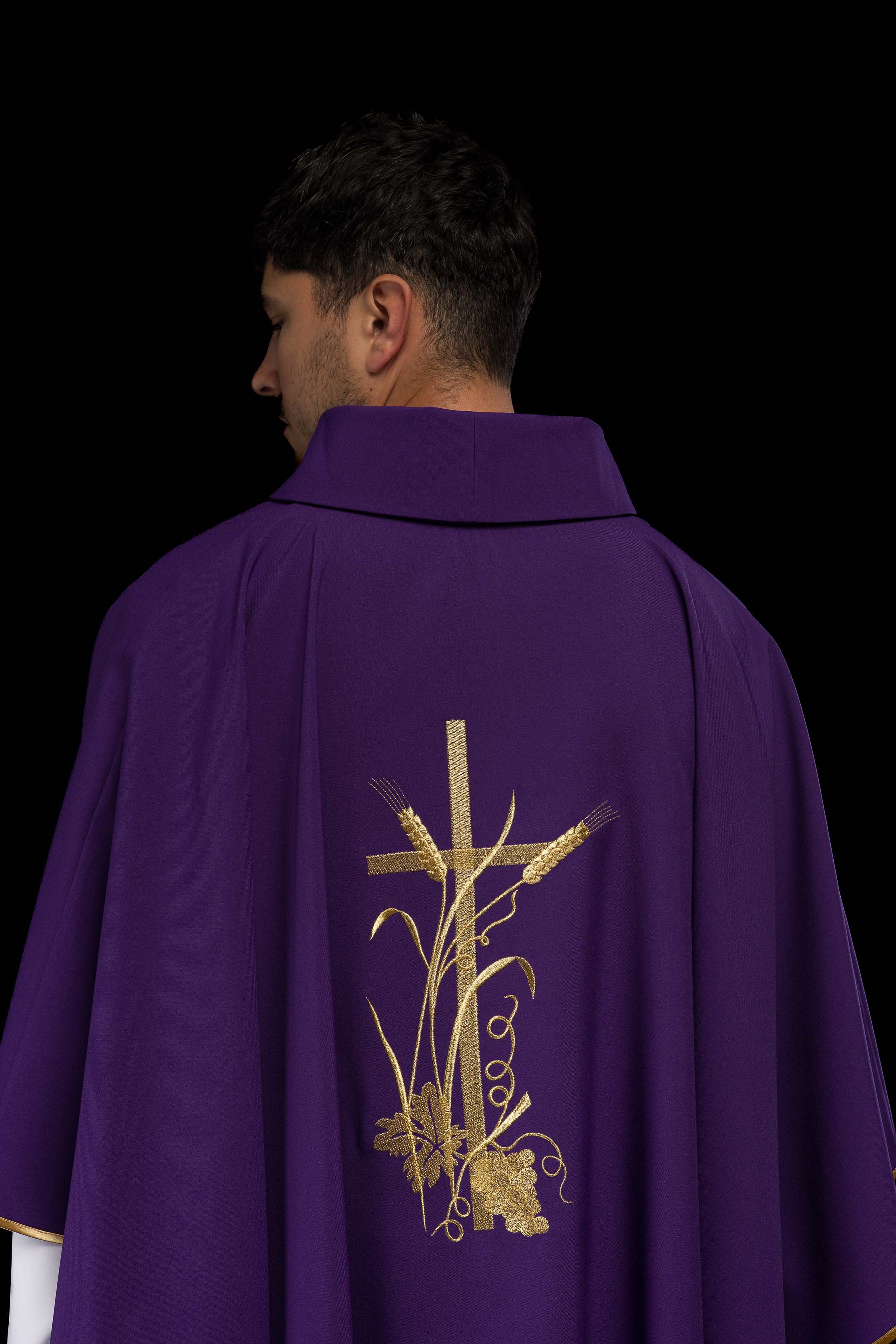 Chasuble violette avec broderie de croix dorée