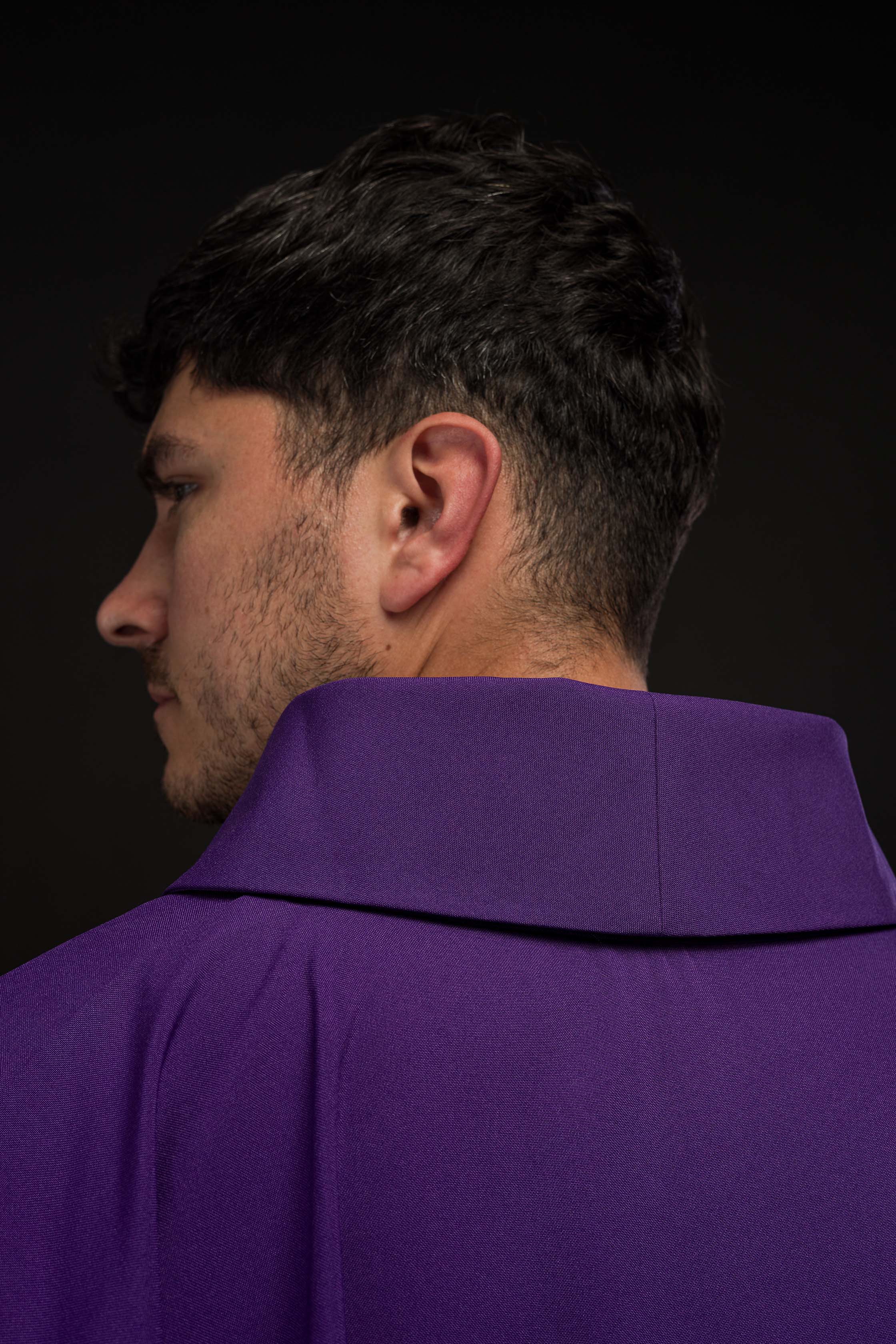 Chasuble violette avec broderie de croix dorée