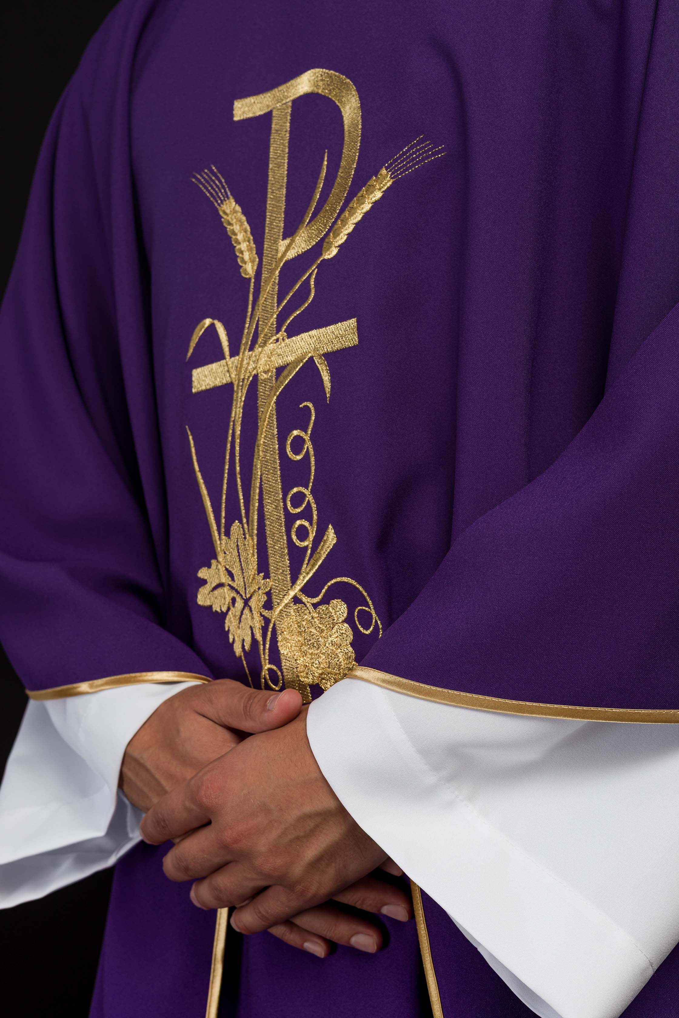 Chasuble violette avec broderie de croix dorée