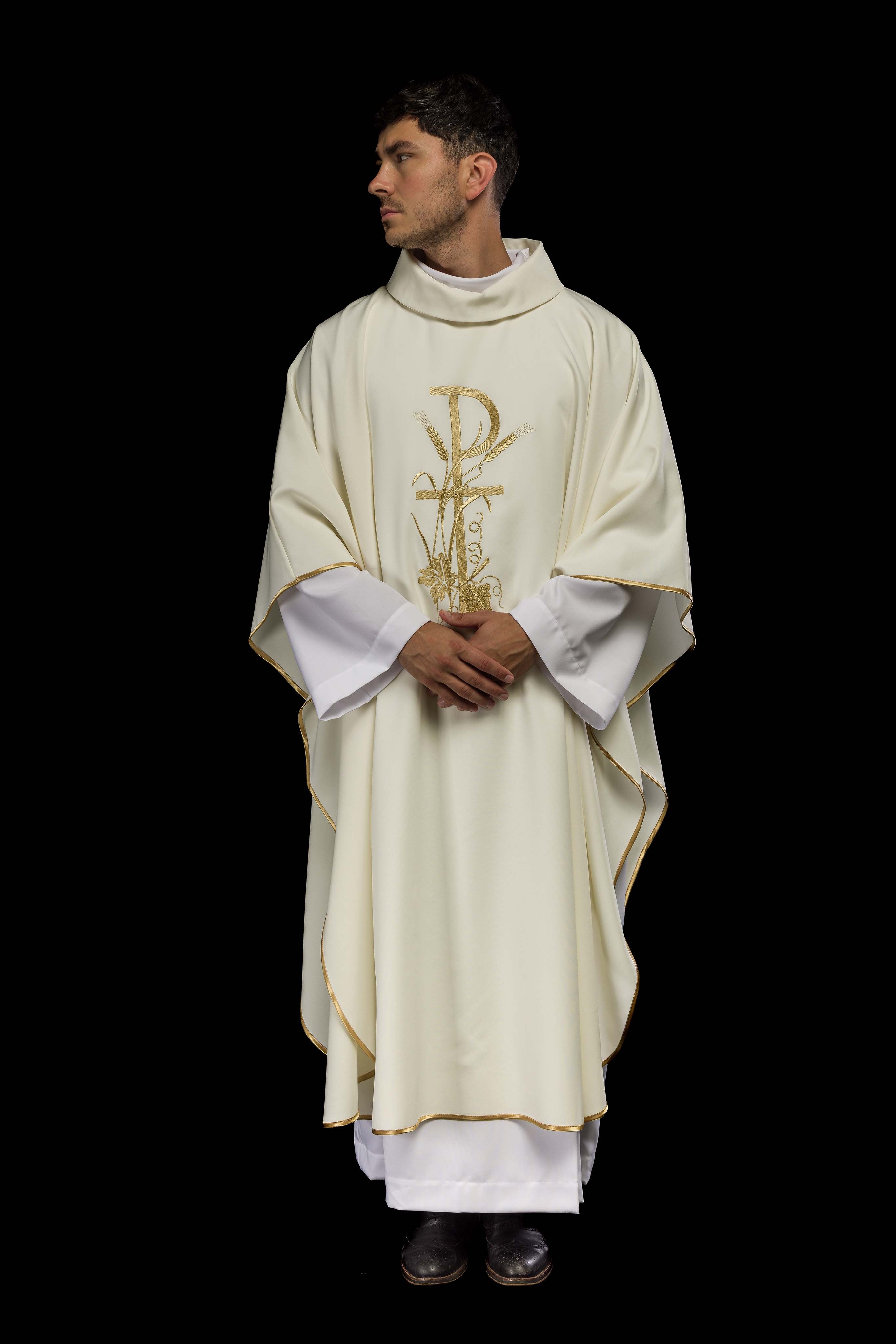 Chasuble brodée en écru