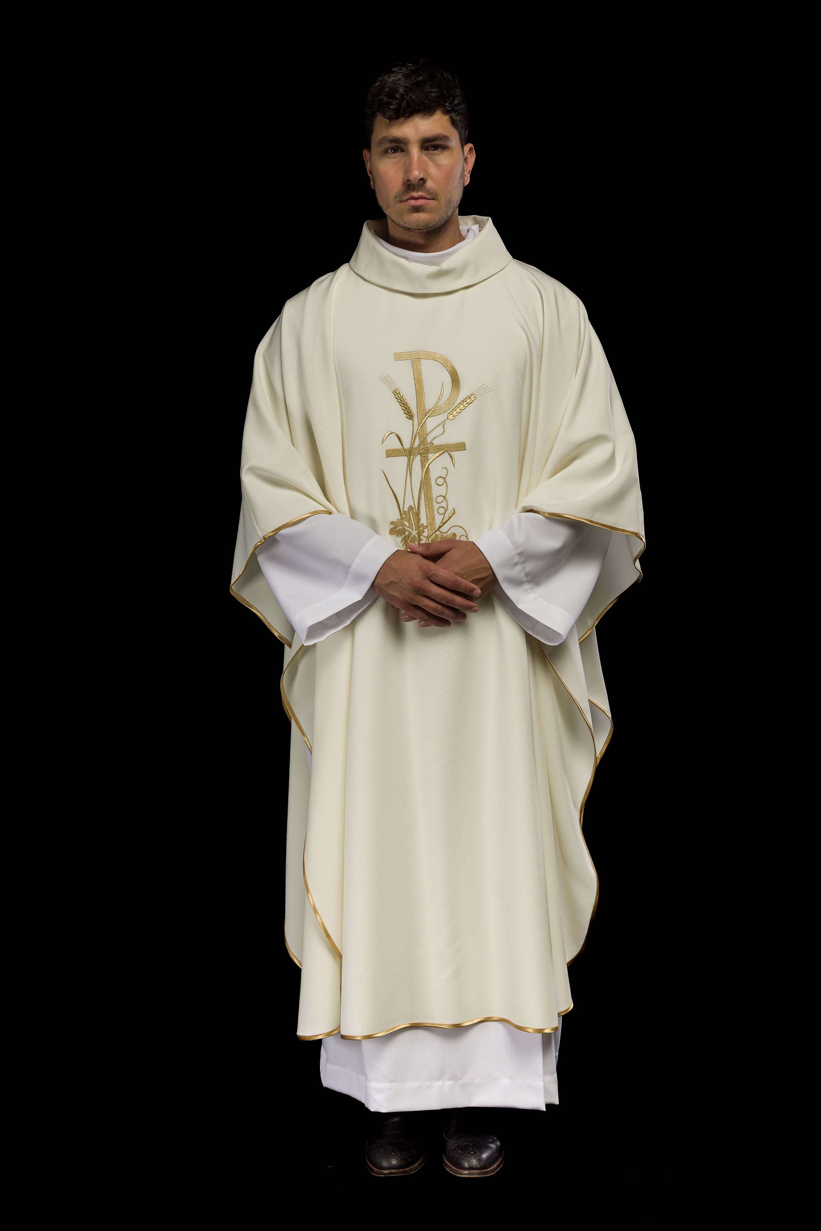 Chasuble brodée en écru