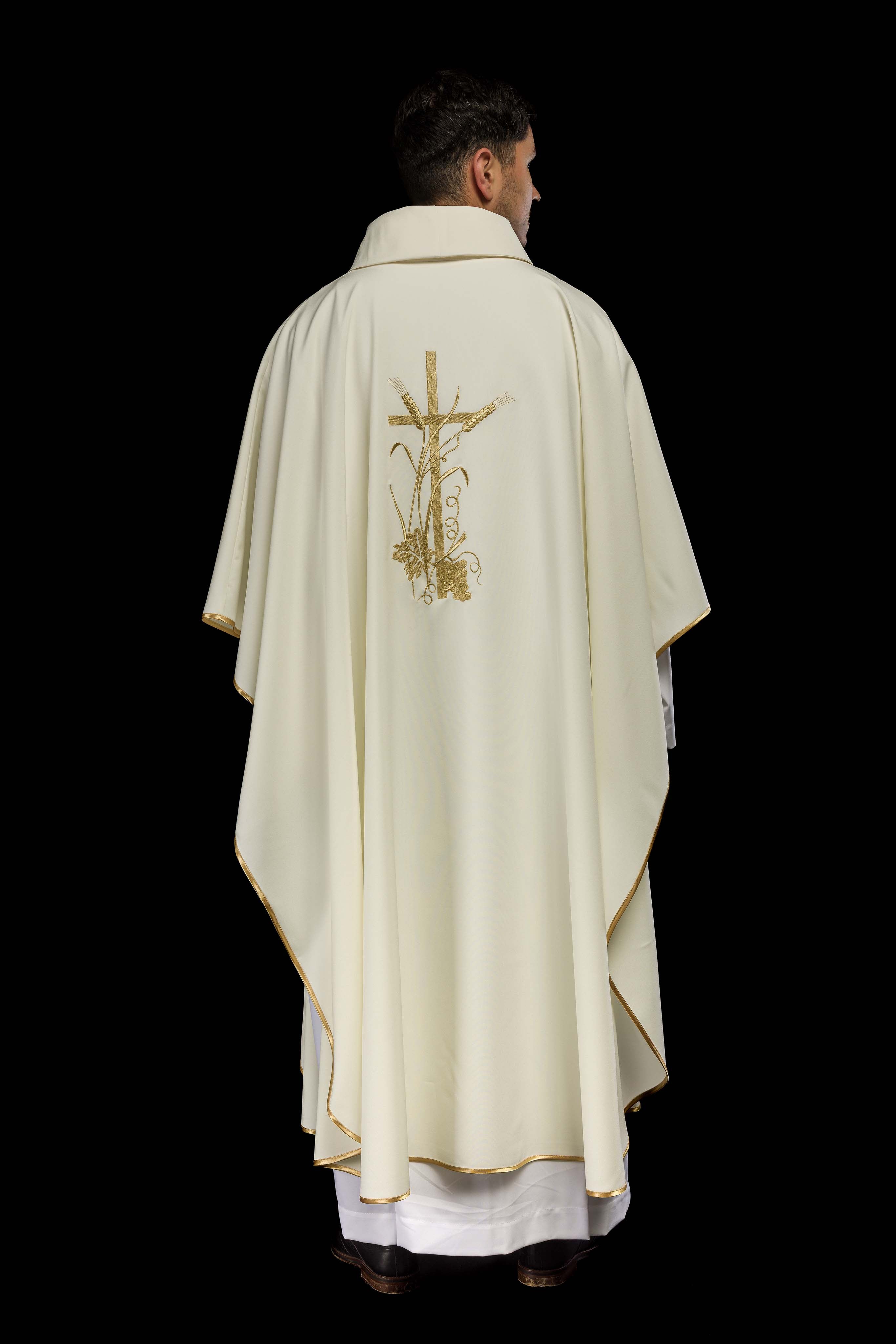 Chasuble brodée en écru